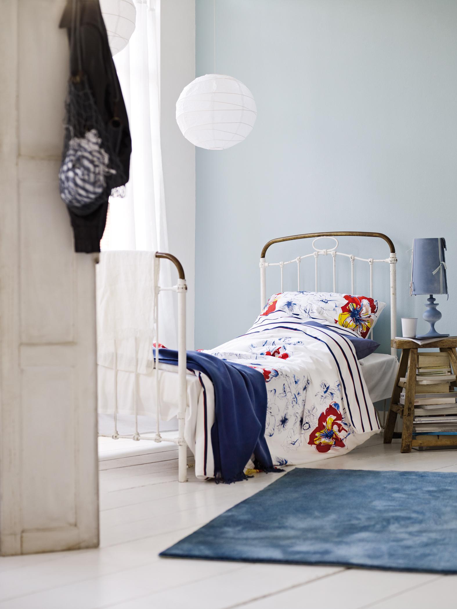 Antiker Holzhocker neben Vintage-Bett #vintage #stehlampe #blauewandgestaltung ©Esprit Home