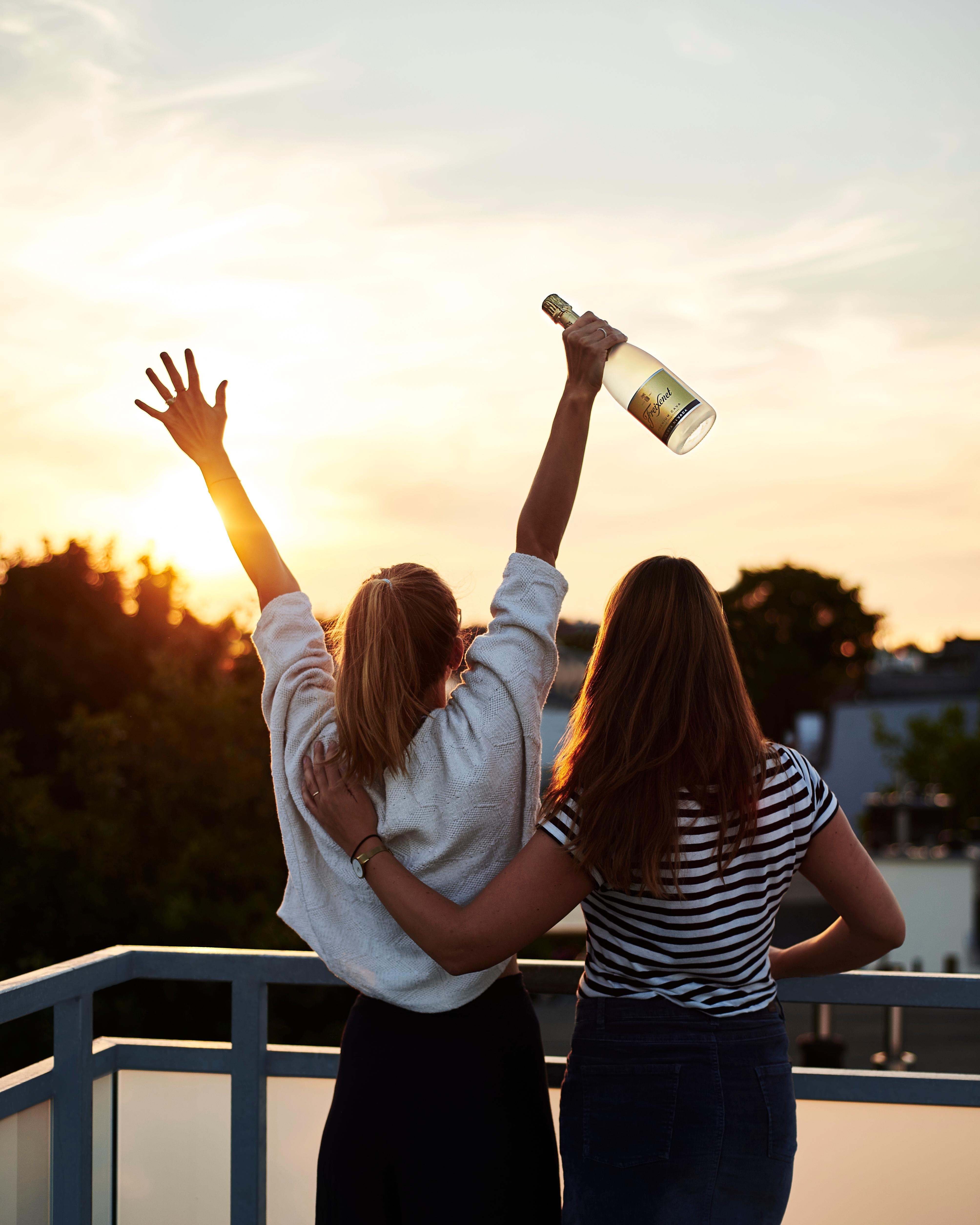 –Anzeige– Den Abend mit der besten Freundin auf einer Dachterrasse genießen – was gibt es Schöneres? #freundinnentag