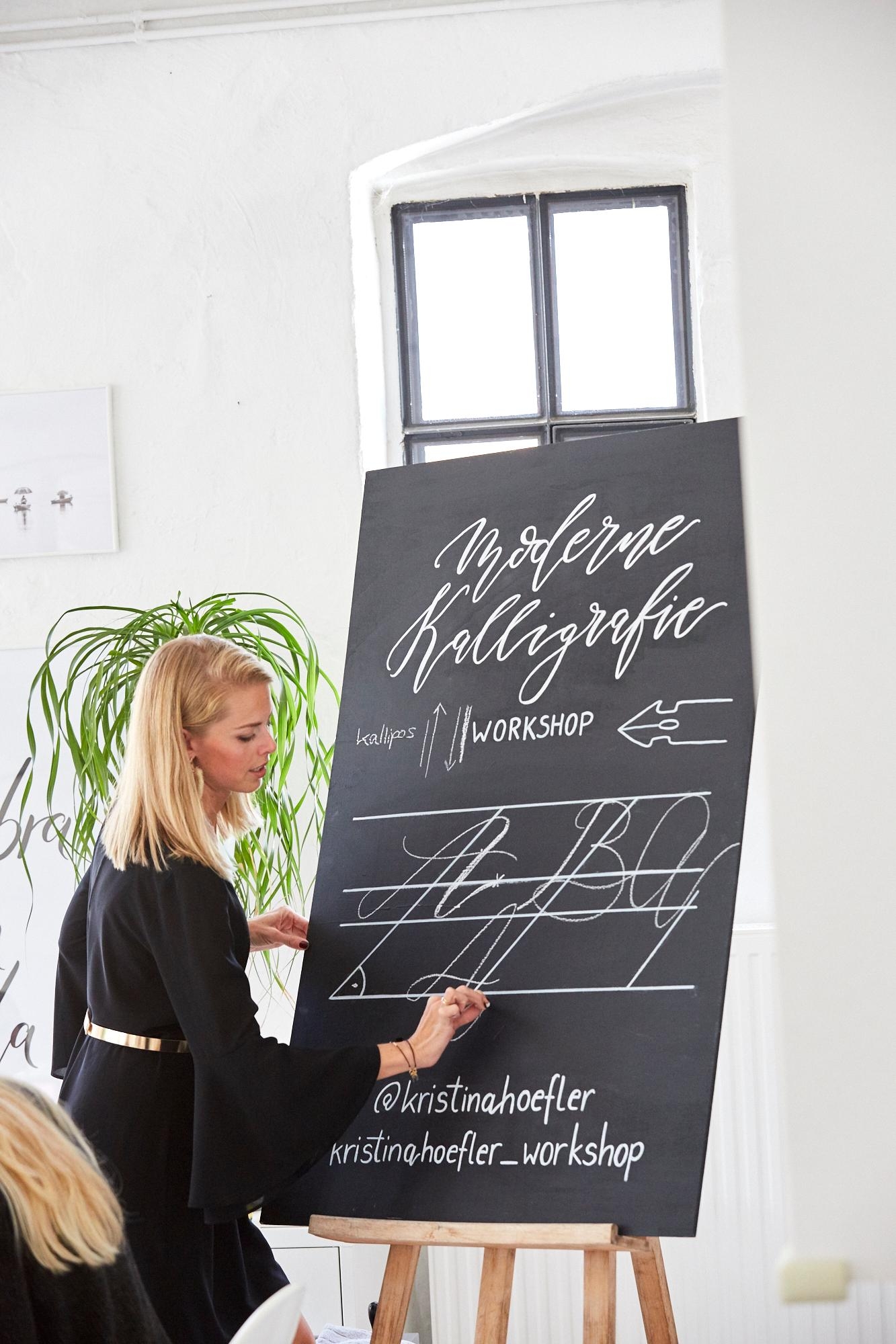 –Anzeige– #Kalligraphie sieht einfacher aus, als sie ist! Zu Beginn gab’s Schreibübungen am #freundinnentag #freixenet