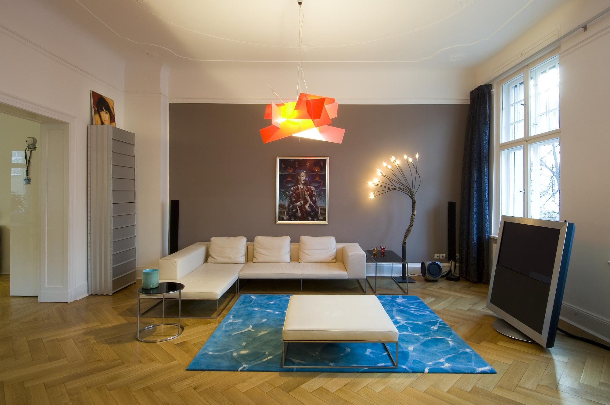 Apartment Berlin-Wilmersdorf #beistelltisch #wandfarbe #teppich #stehlampe #schrank #ottomane #fischgrätparkett #anthrazitwandfarbe ©www.berlinrodeo.com