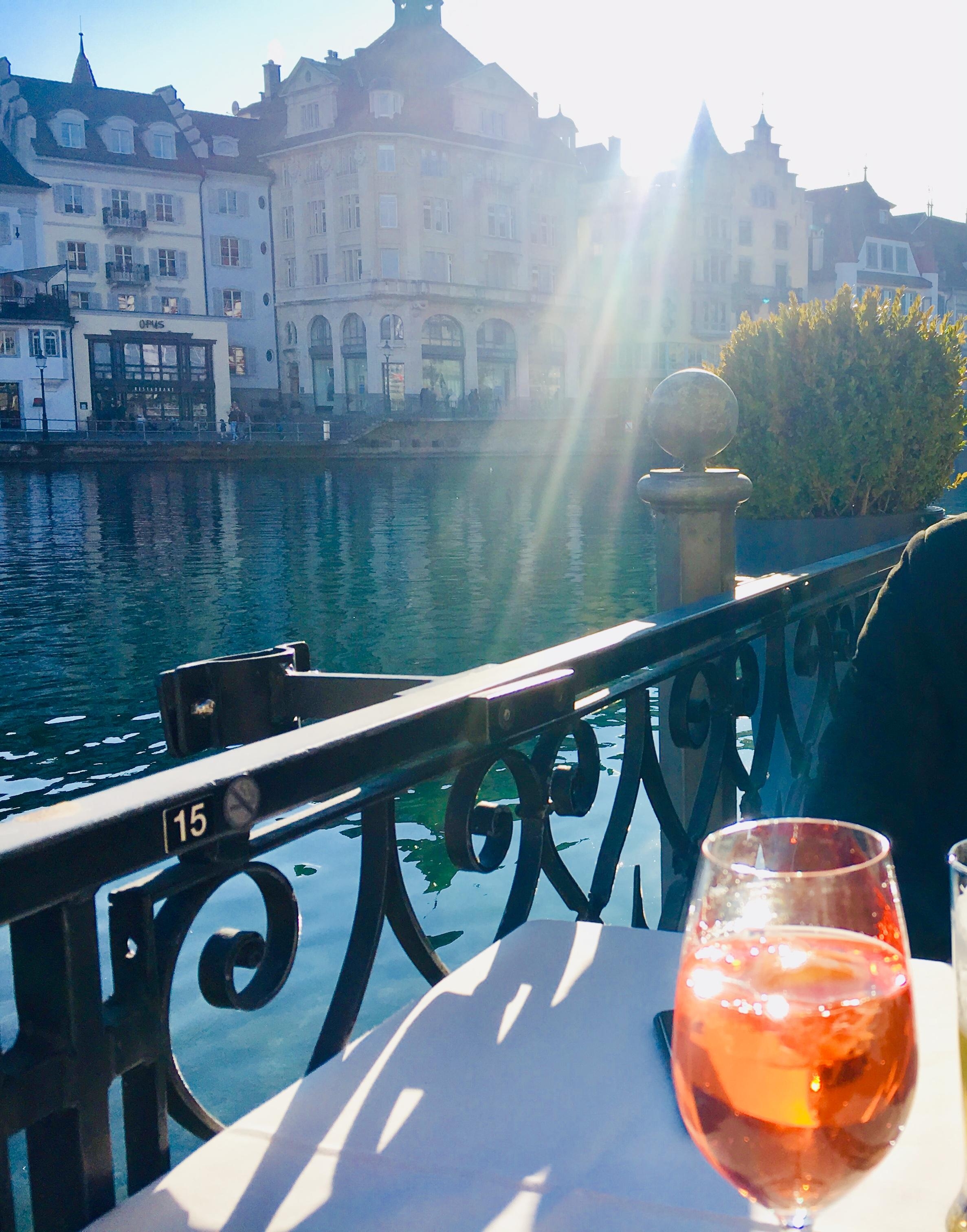 Aperitif und die ersten Sonnenstrahlen am Ufer der Reuss geniessen 🍰☕️🍸🍽🥂🥂🥂☕️
#Luzern#Restaurant#Hotel Balance#