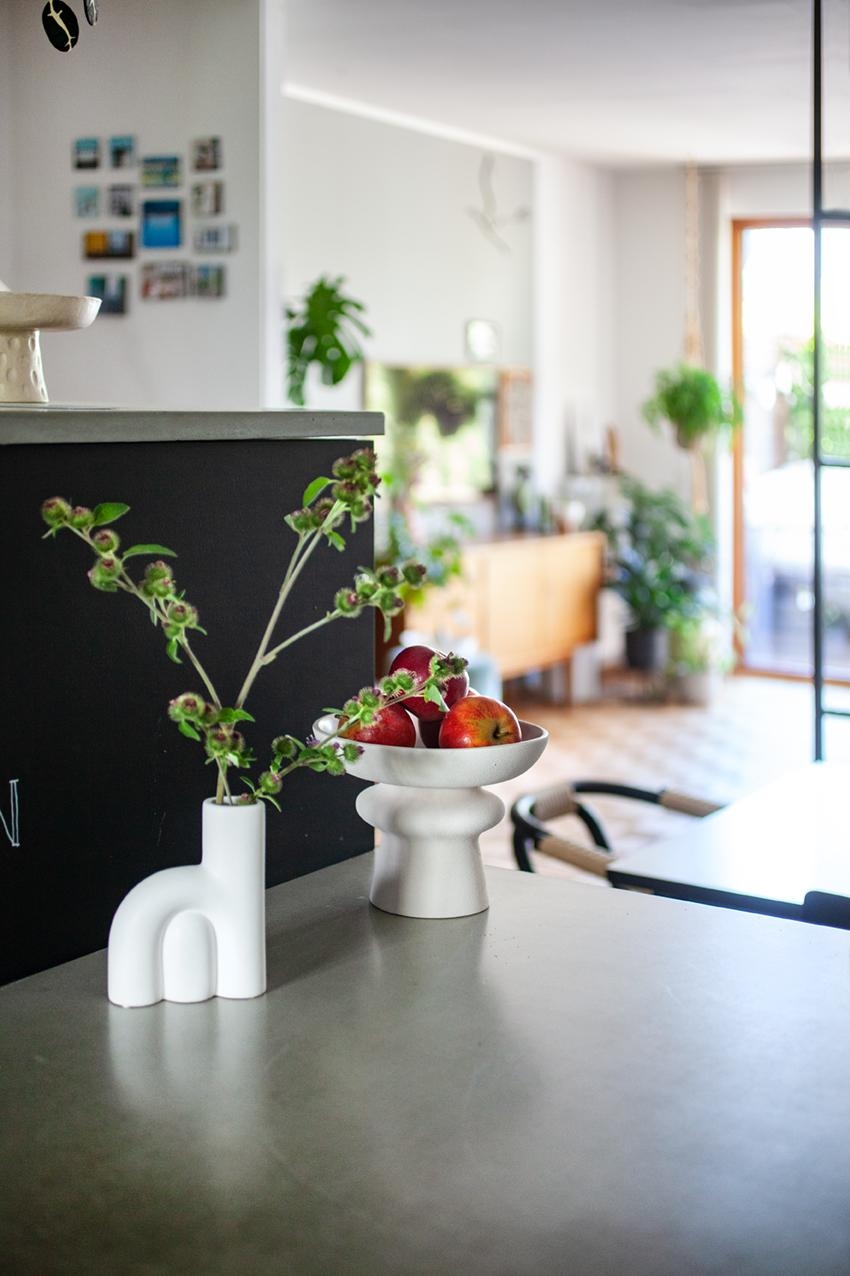 Apfel an Klette

#Vase #Wohnzimmer #Kücheninsel 
#Wohnzimmereinblick