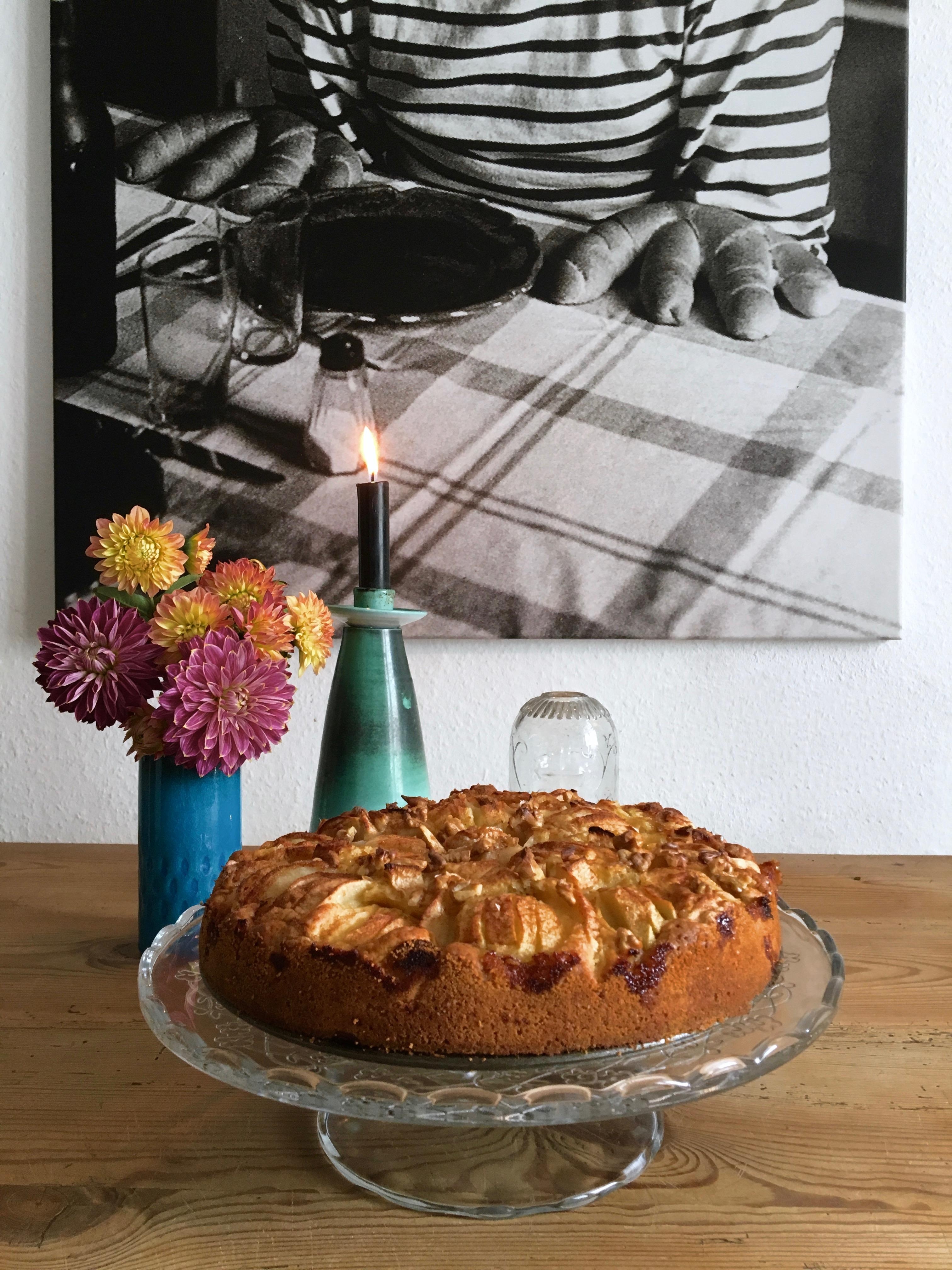 Apfel-Walnuss Kuchen. Virtuell für FrolleinCharlotte & frauhase 💚

#vegan #plantbased #FürLiebeMenschen