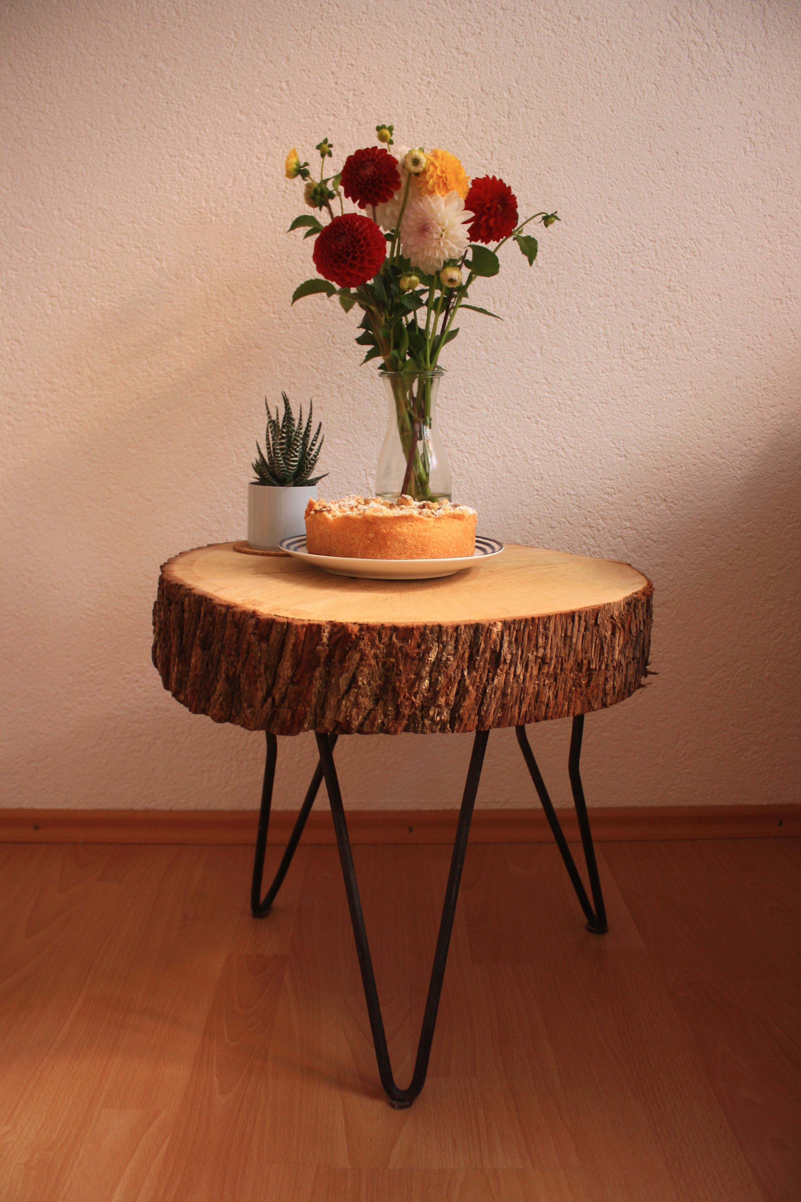 Apfelkuchen, frische Blumen und der geliebte diy Holztisch #flowers #frischerkuchen