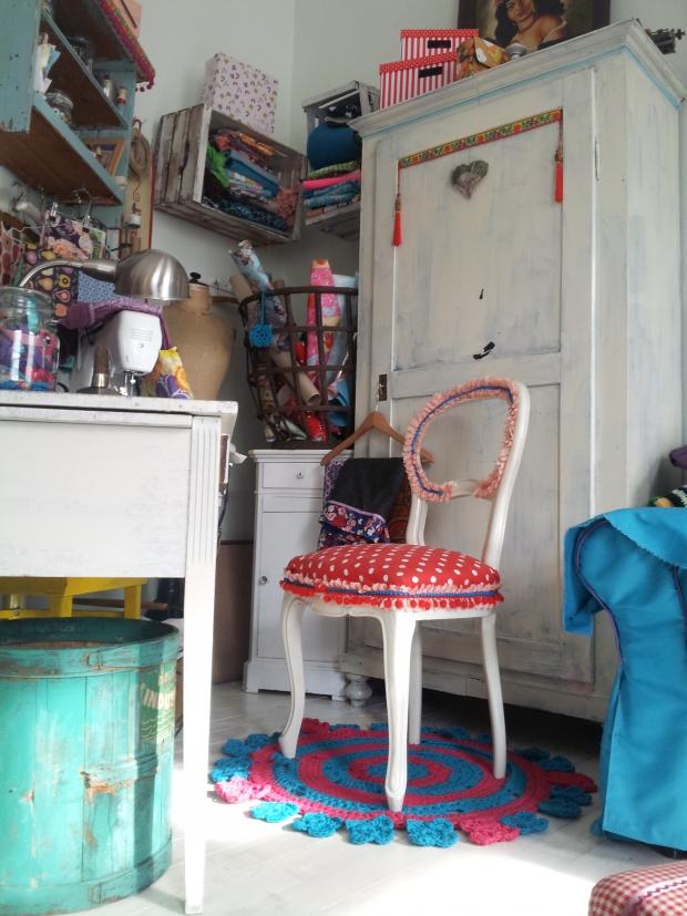 Arbeitsecke mit DIY Teppich und gestaltetem Stuhl  #homestory