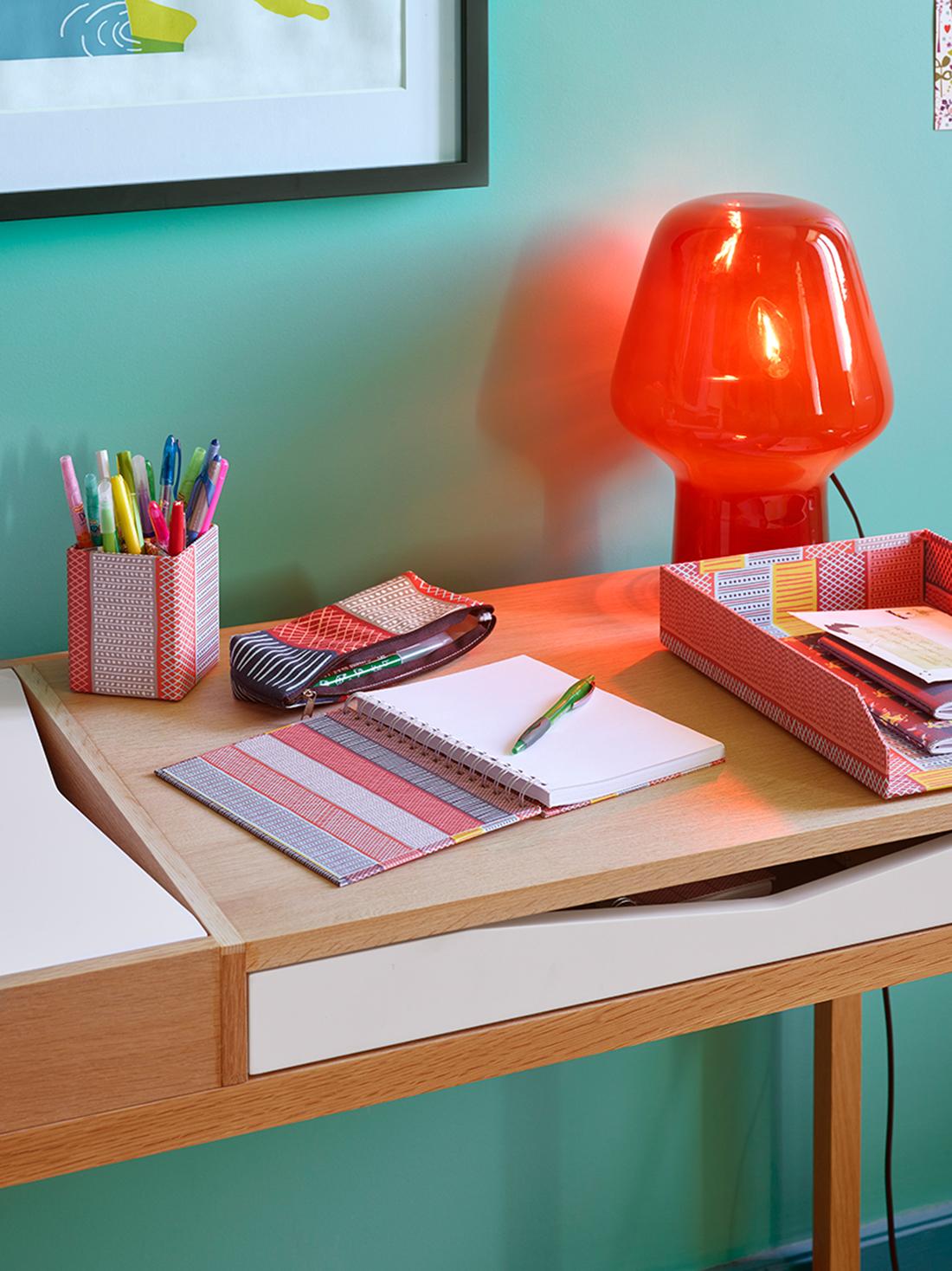 Arbeitsplatz mit roter Tischleuchte #schreibtisch #skandinavischesdesign ©Habitat