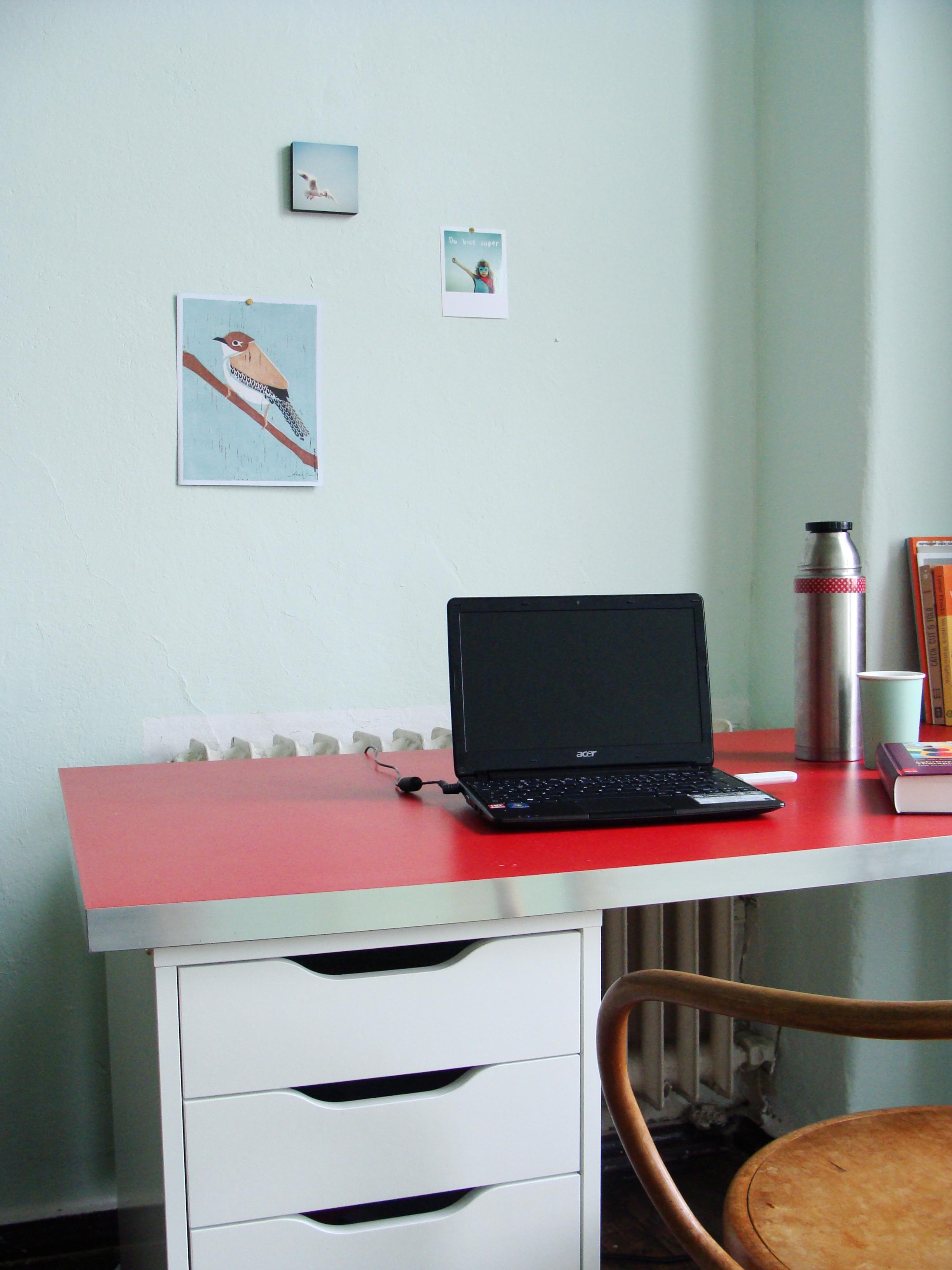 Arbeitsplatz mit roter Tischplatte #arbeitsplatz #schreibtisch ©Mareike Kühn