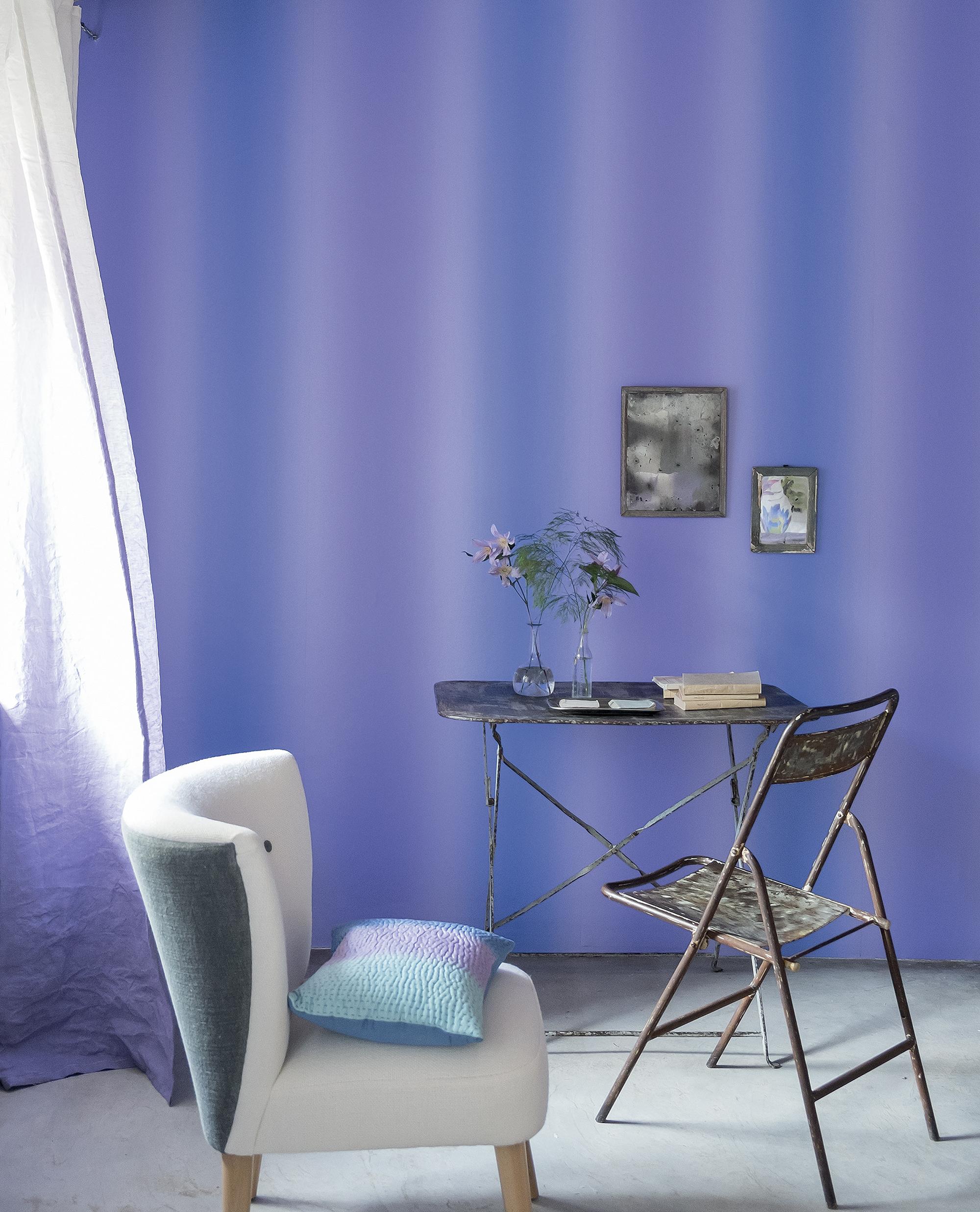Arbeitstisch vor blauer Wand #schreibtisch #wandgestaltung #arbeitsecke #metallschreibtisch #designwand ©Designers Guild
