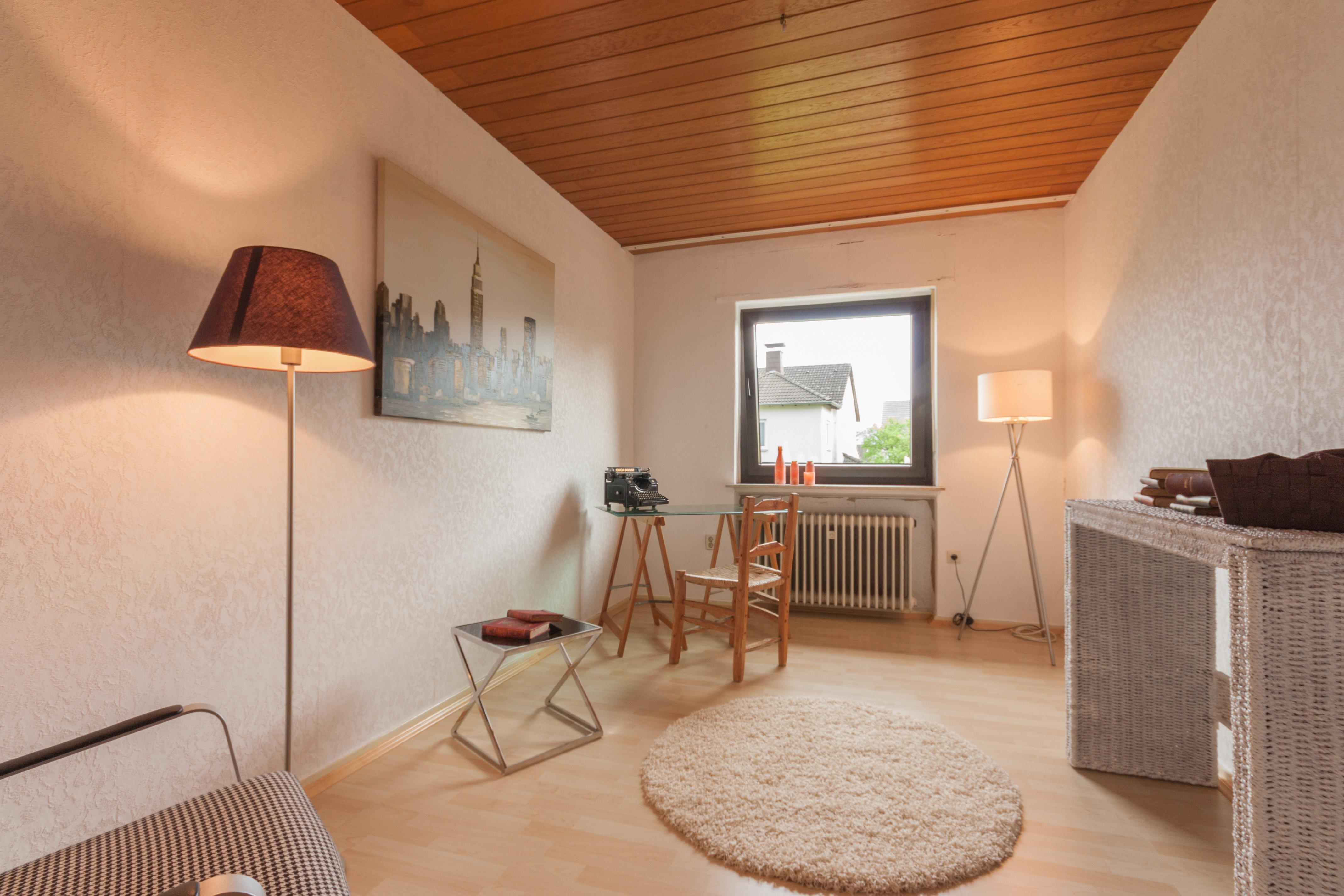 Arbeitszimmer - nachher #deckenpaneel #arbeitszimmer #stehlampe #runderteppich #klapptisch ©IMMOTION Home Staging / Florian Gürbig