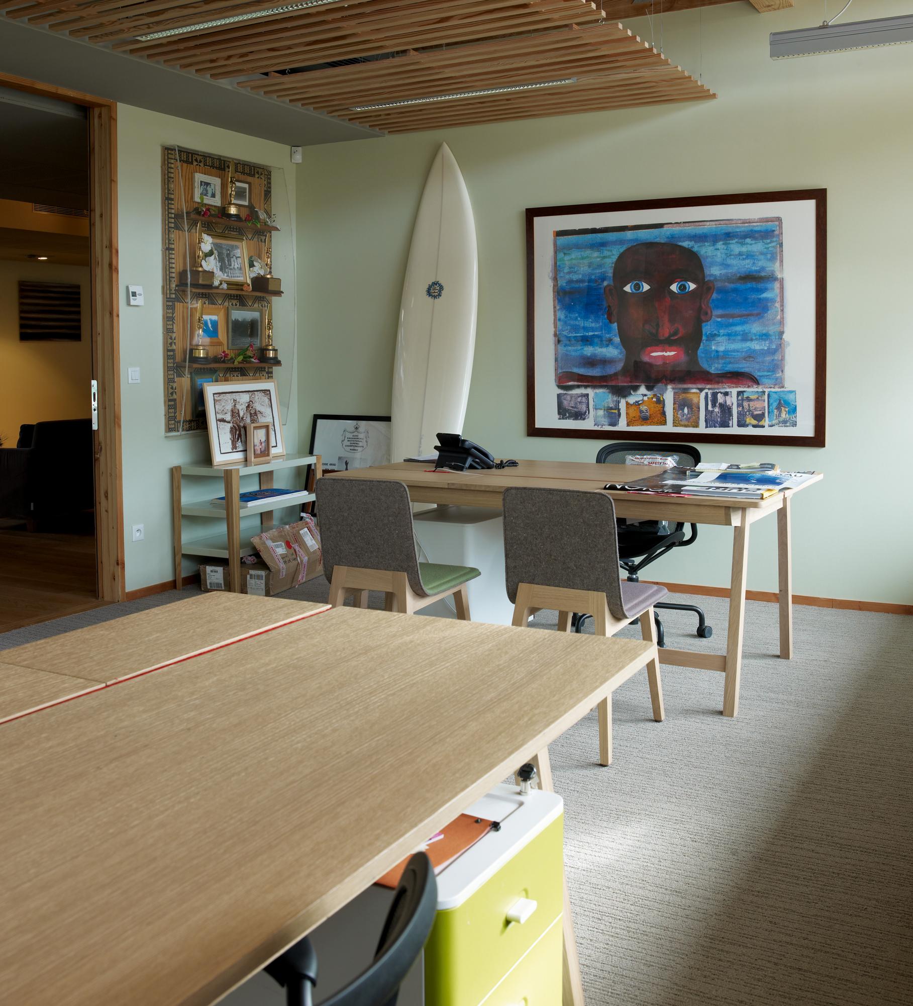 Arbeitszimmer im natürlichen Surfer-Look #arbeitszimmer #hölzerneswandregal #surfbrett #grauerteppichboden #beachlook ©Alki