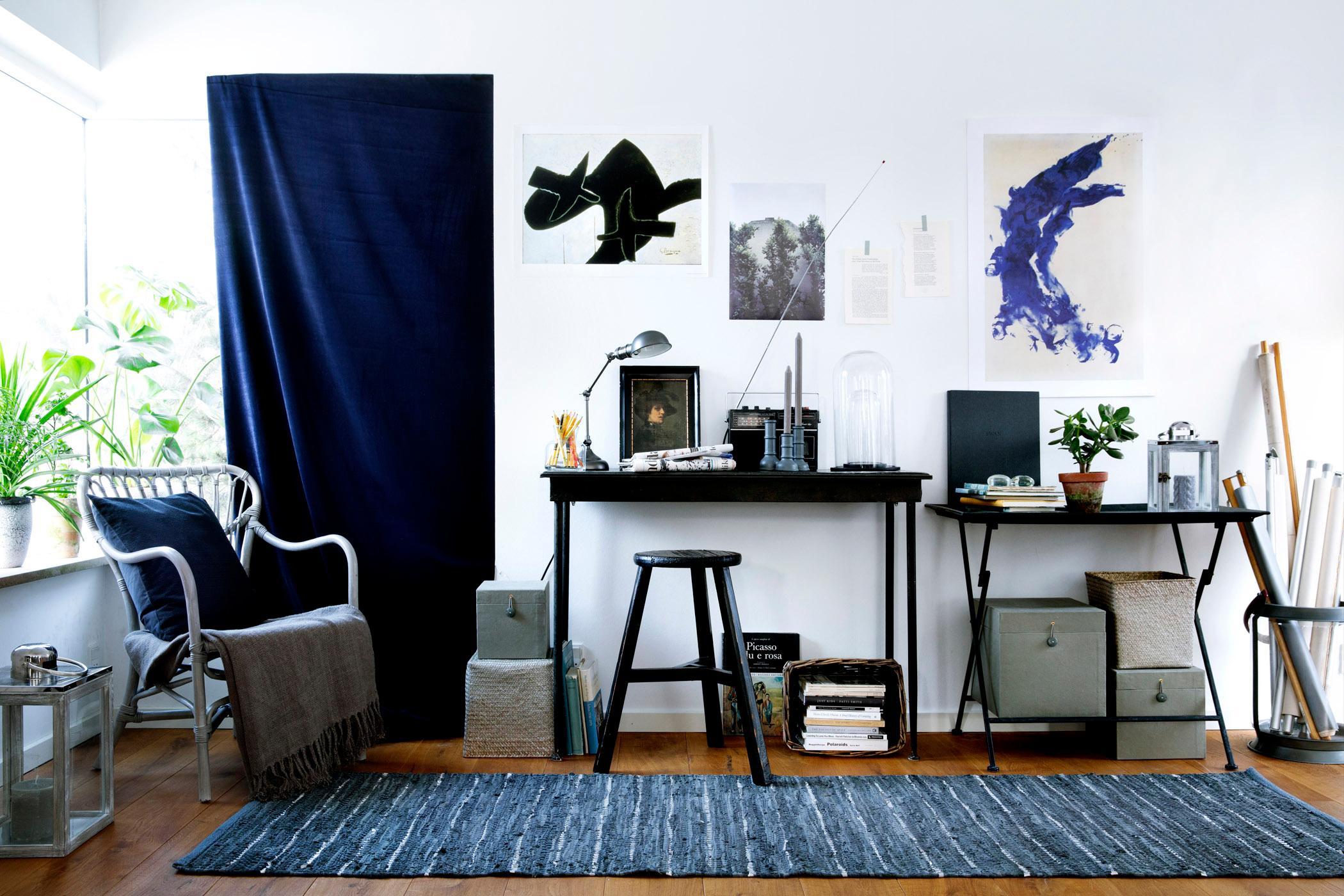 Arbeitszimmer in Blau, Weiß und Schwarz #stuhl #hocker #schreibtisch #teppich #schwarzerschreibtisch #weißerstuhl #aufbewahrungsbox ©Broste Copenhagen