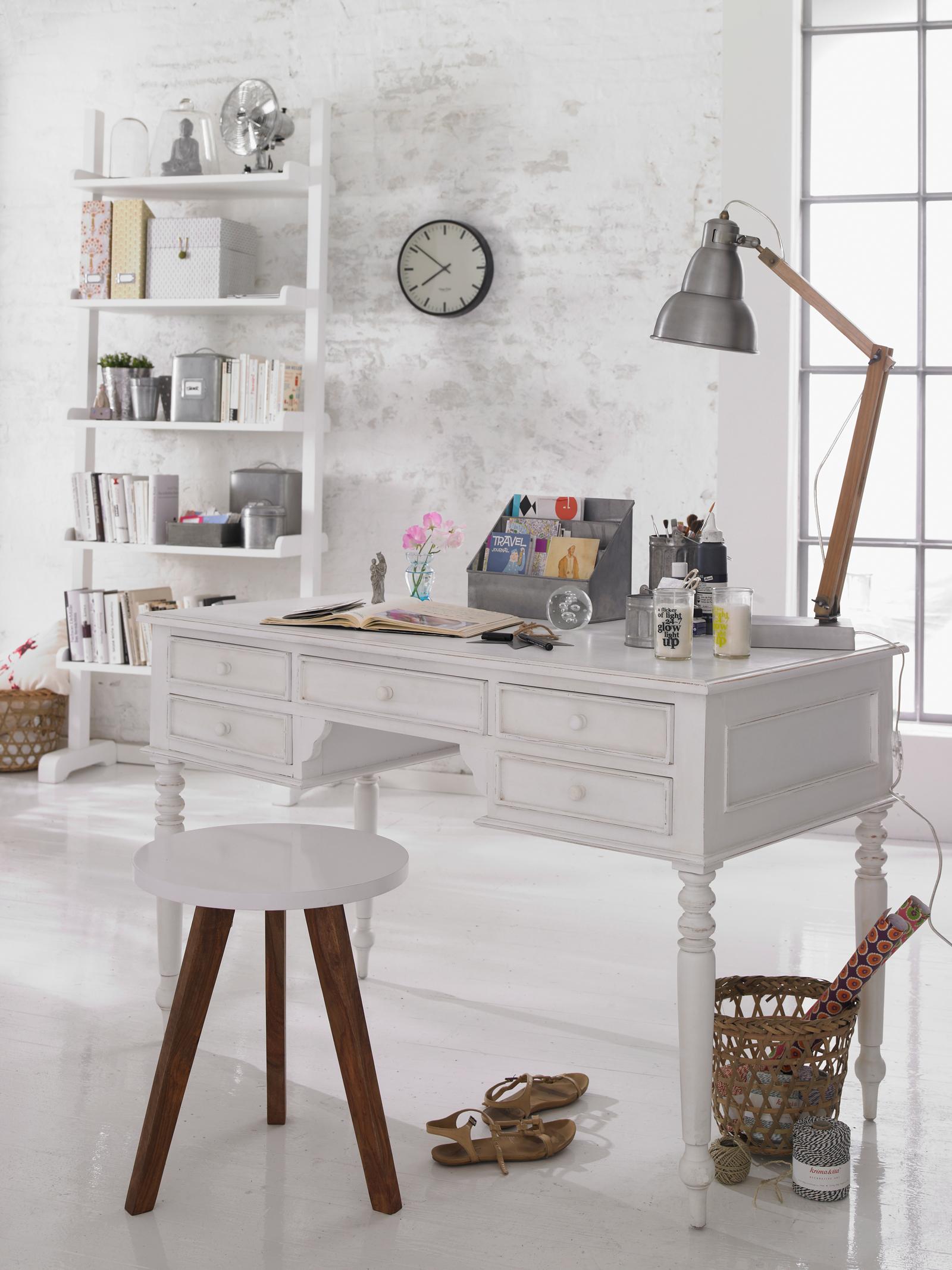 Arbeitszimmer mit natürlichem Schreibtisch in Weiß #hocker #regal #schreibtisch #unverputztewand #weißerhocker ©Car Selbstbaumöbel