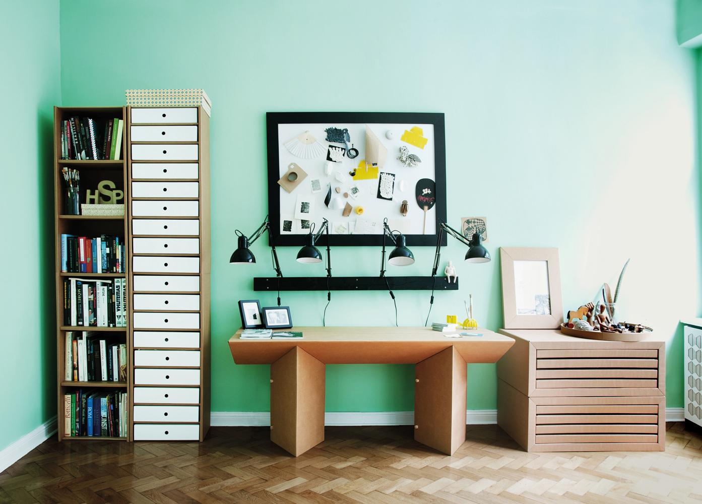 Arbeitszimmer mit Pappmöbeln #regal #schreibtisch #wandregal #bücherregal #aufbewahrung #geschenkidee ©Stange Design