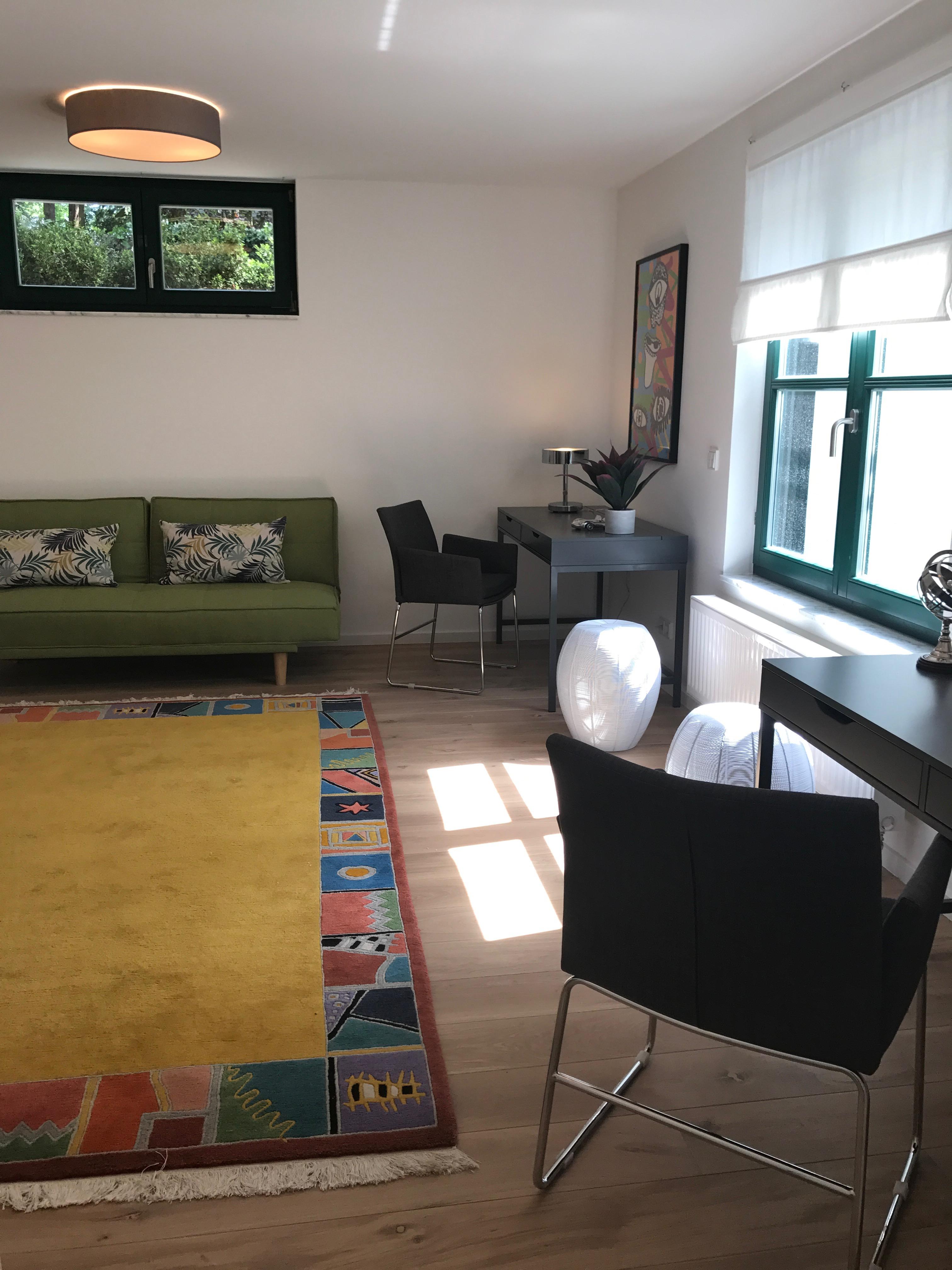 Arbeitszimmer mit Teppich grün #grünessofa ©Miracle Room