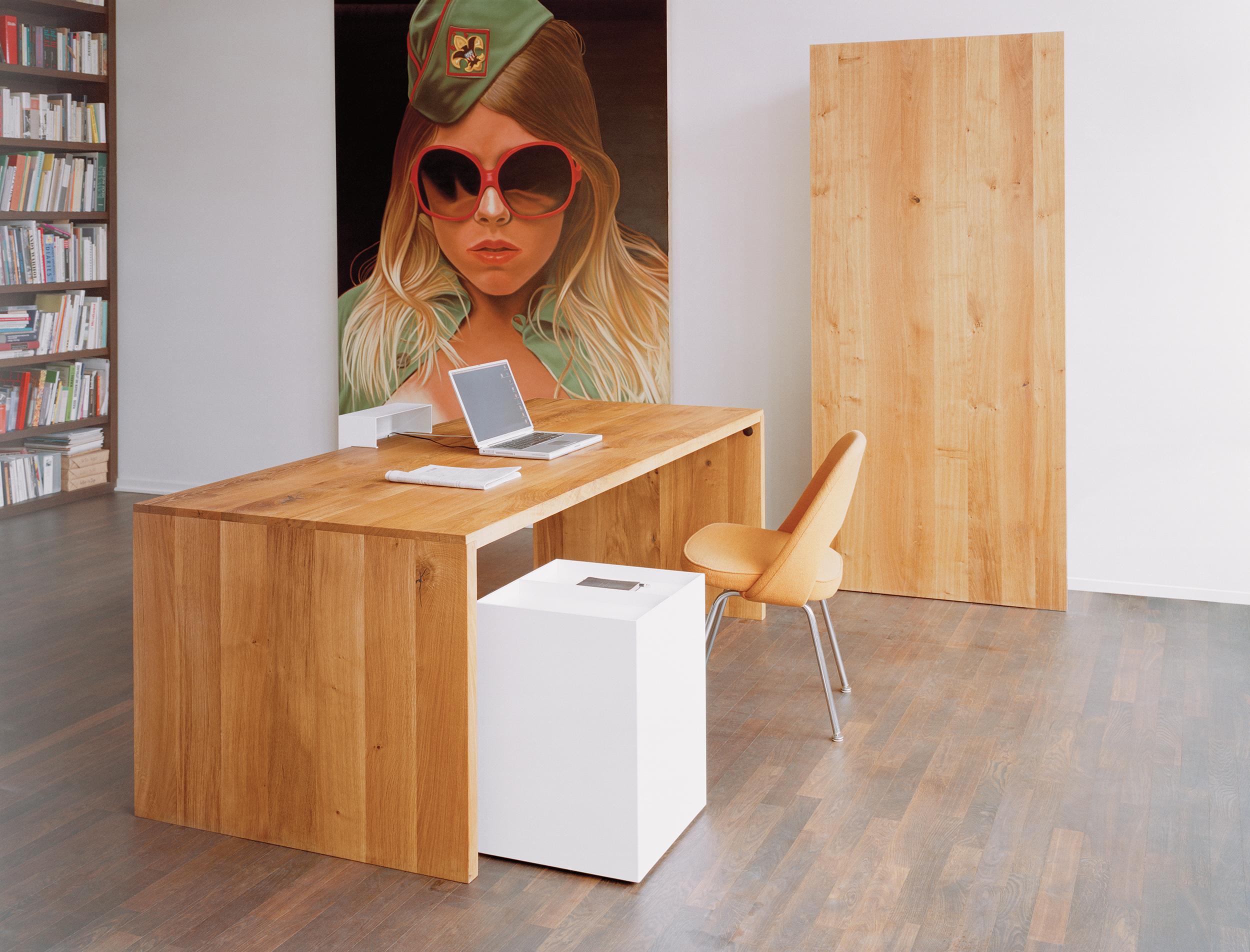Arbeitszimmer #stuhl #arbeitstisch #arbeitsplatz #holztisch #eklektisch #minimalistisch #holzarbeitstisch ©e15, Designer: Philipp Mainzer