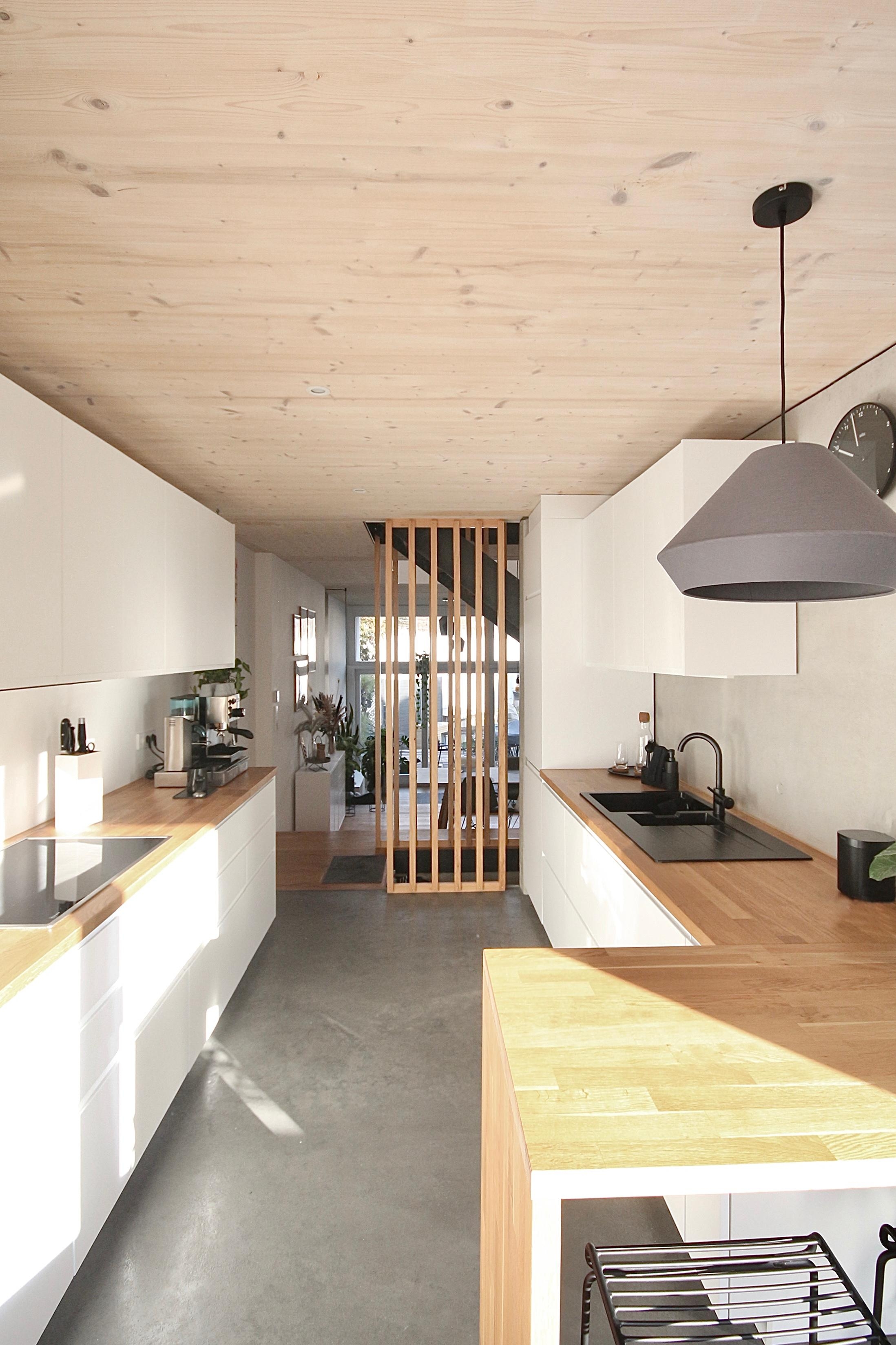 #architecturedesign #architectureporn #kitchen #whitekitchen #concrete #wood #architecturedesign #woodlovers #holzbau 