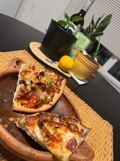 Artichokes & chicken home-made pizza