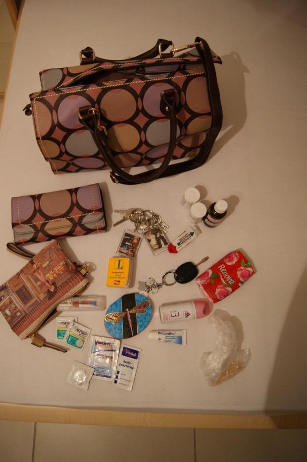Aspirin+Deo+Brillenputztücher+Kaugummis+Spiegel+Zahnstocher+Autoschlüssel+Portmonee+Spanisch Lexikon+Taschentücher+Medikamente+Lippenpflege