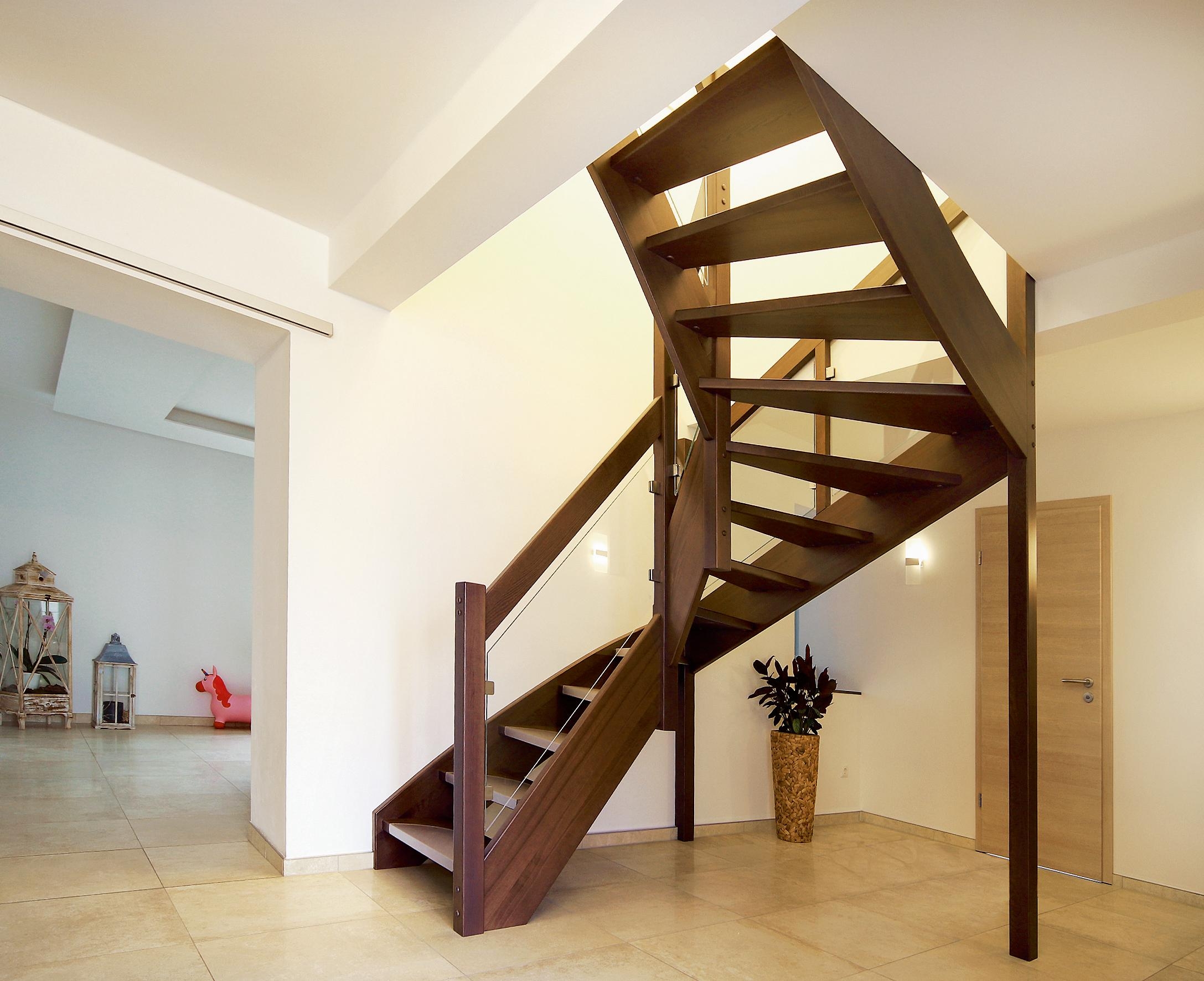 Astrein! – Wangentreppe aus gebeizter Esche setzt gekonnt Akzente
#Wangentreppe #modern #Treppe