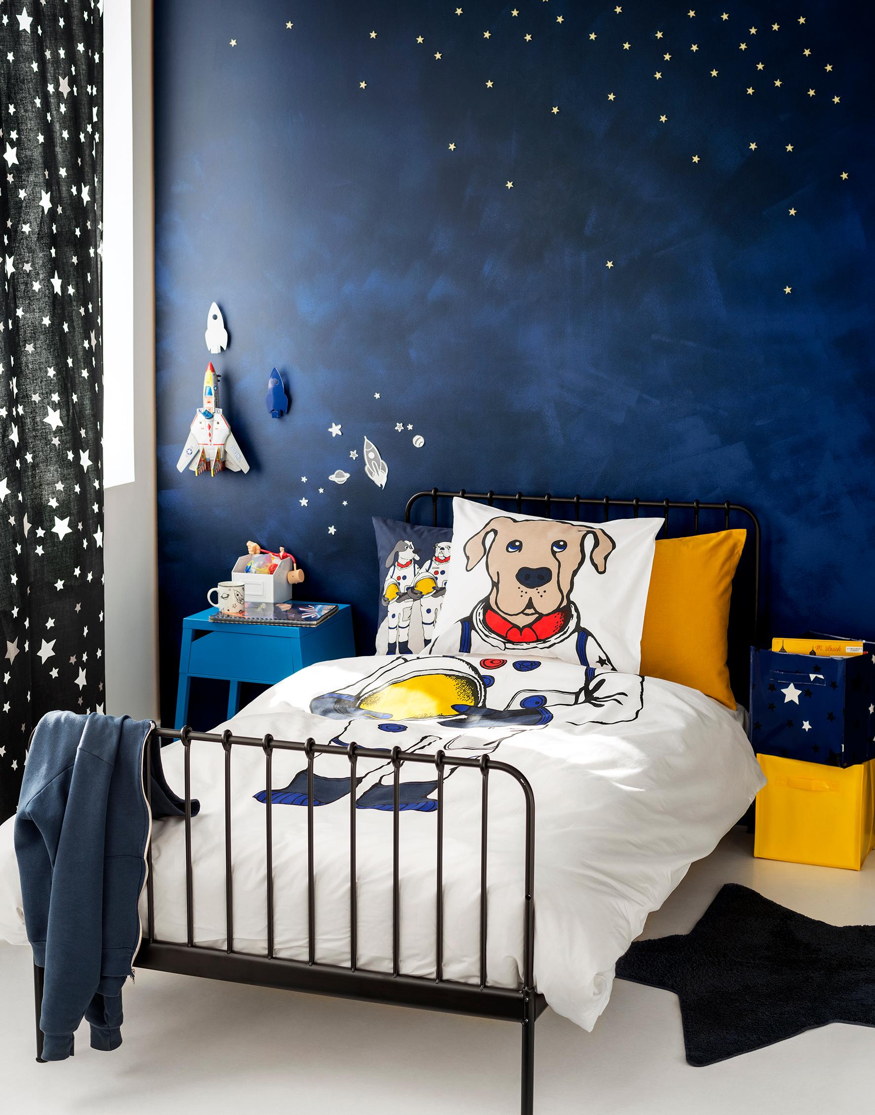 Astronauten-Zimmer #bett #teppich #bettwäsche #nachttisch #vorhang #kinderbett #tisch #blauewandfarbe #jungenzimmer ©H&M Home