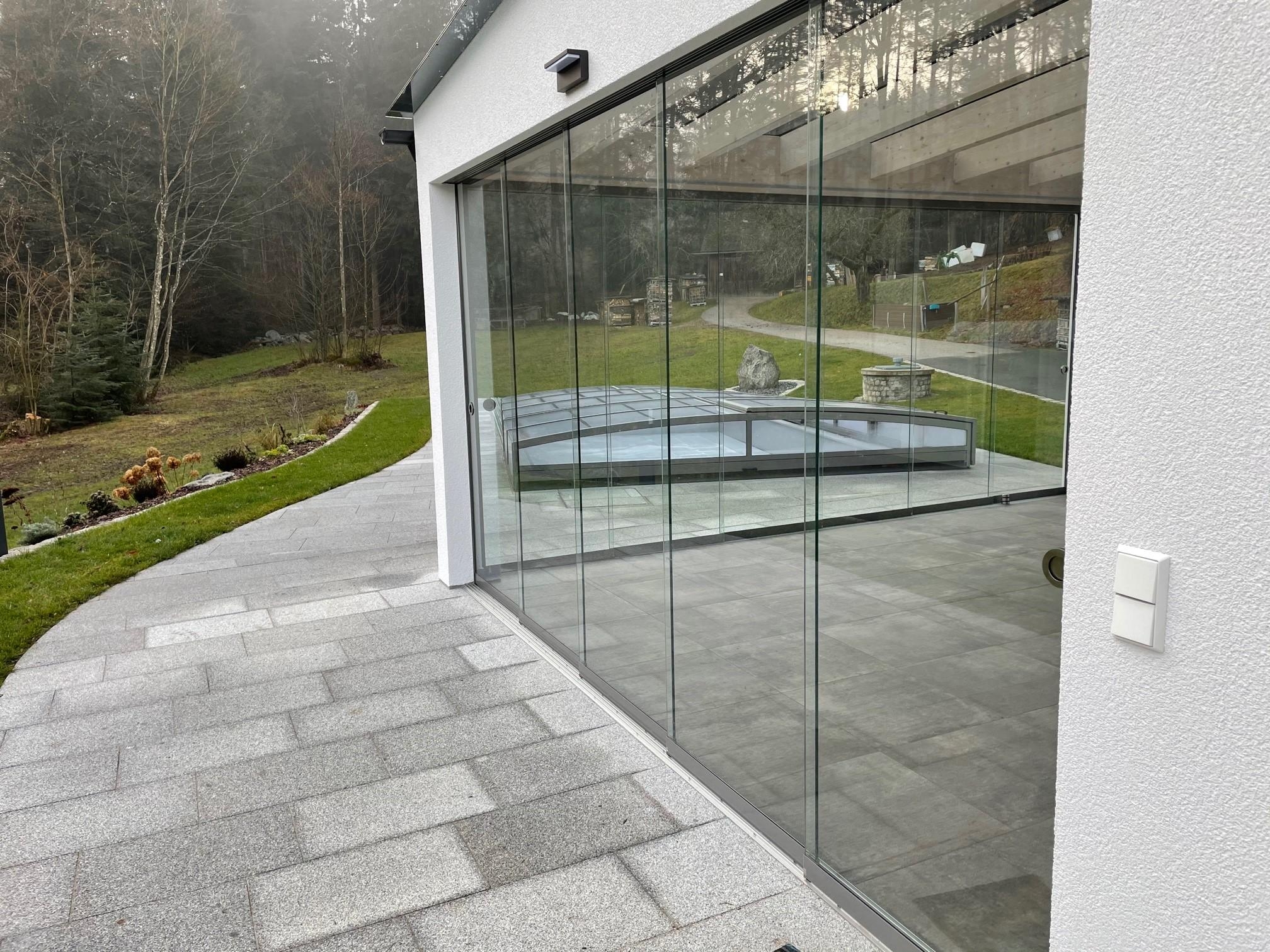 Auch bei schlechtem Wetter die Terrasse optimal nutzen! Glasschiebetüren schützen vor Wind und Regen!