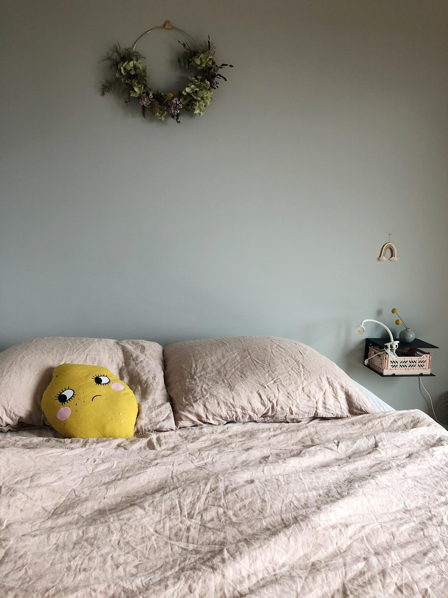 Auch das Schlafzimmer hat eine Schwäche für Zitronen 🍋 Ansonsten schmiegt es sich in sanfte Farben zum Träumen.