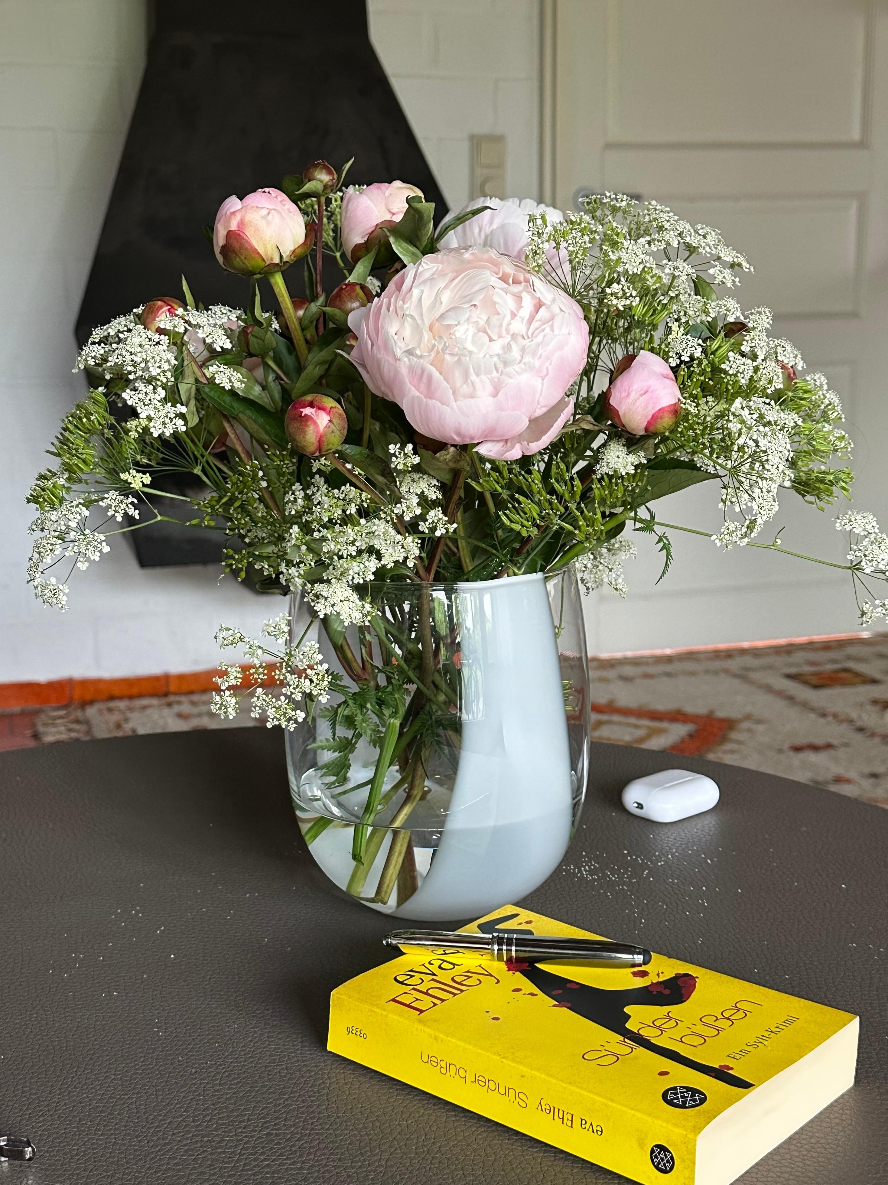 Auch die Ferienwohnung hat Blumen verdient: Pfingstrosen mit selbst gepflückter Wilder Möhre #Blumenliebe