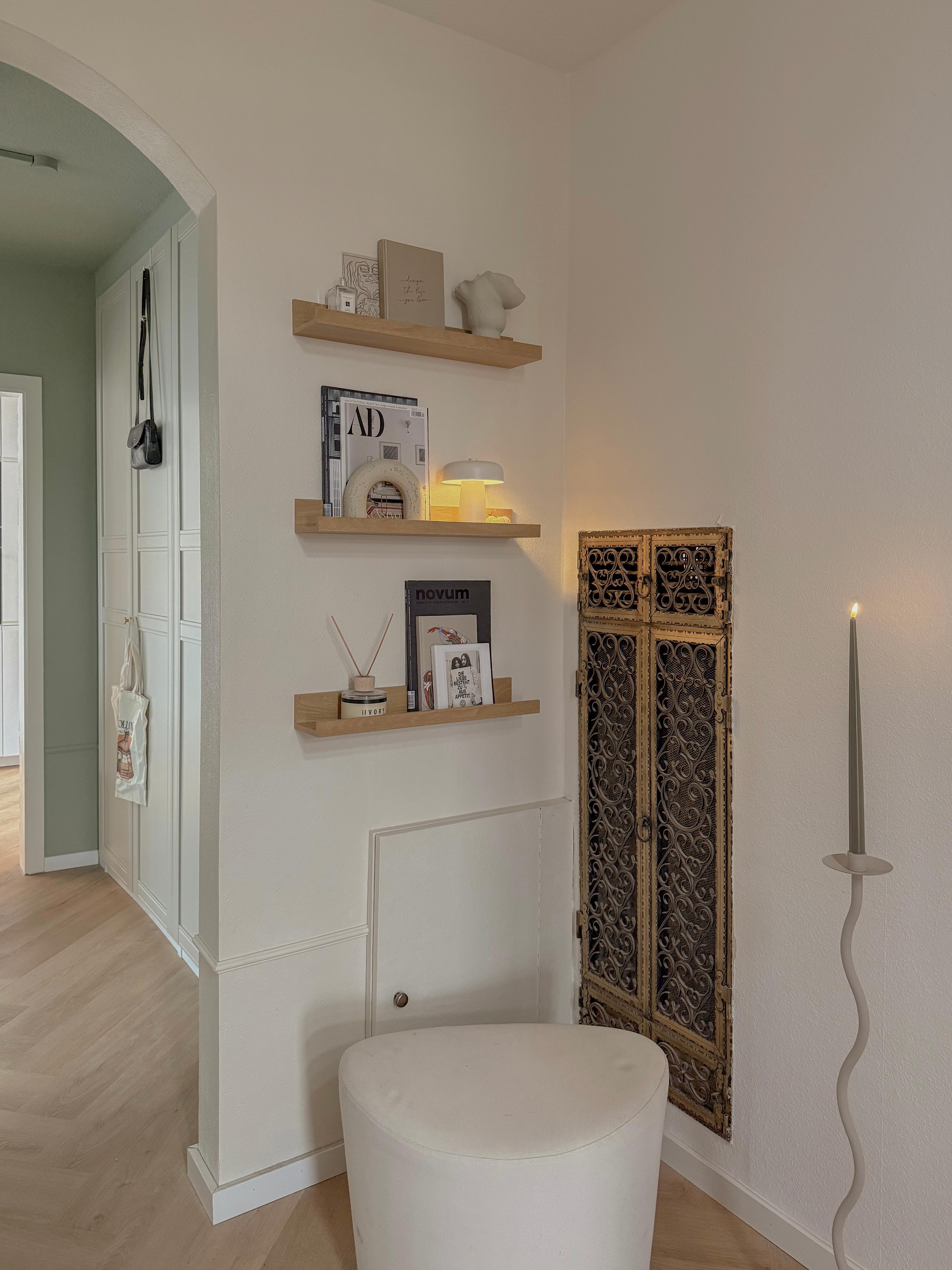 Auch im Flur ist dezente Herbstdeko eingezogen #flur #eingang #herbstdeko #grünewand #grün #mosslanda #kerze #indirekteslicht #bilderleiste #cozyhome #led #wandregal