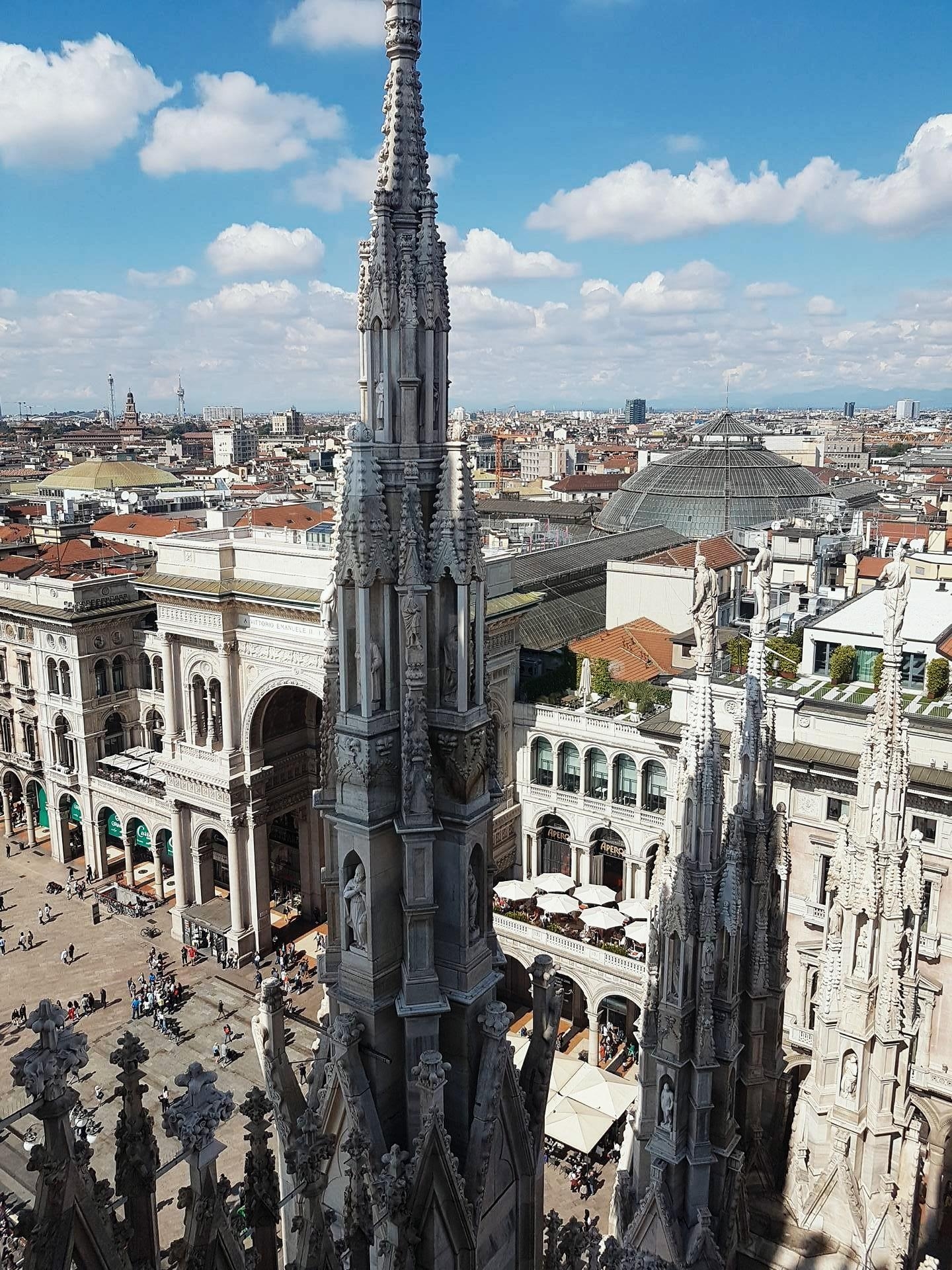 Auf dem Dom über den Dächern von #Mailand 🕍☀️
#Urlaub #reise #travel #city #städtetrip