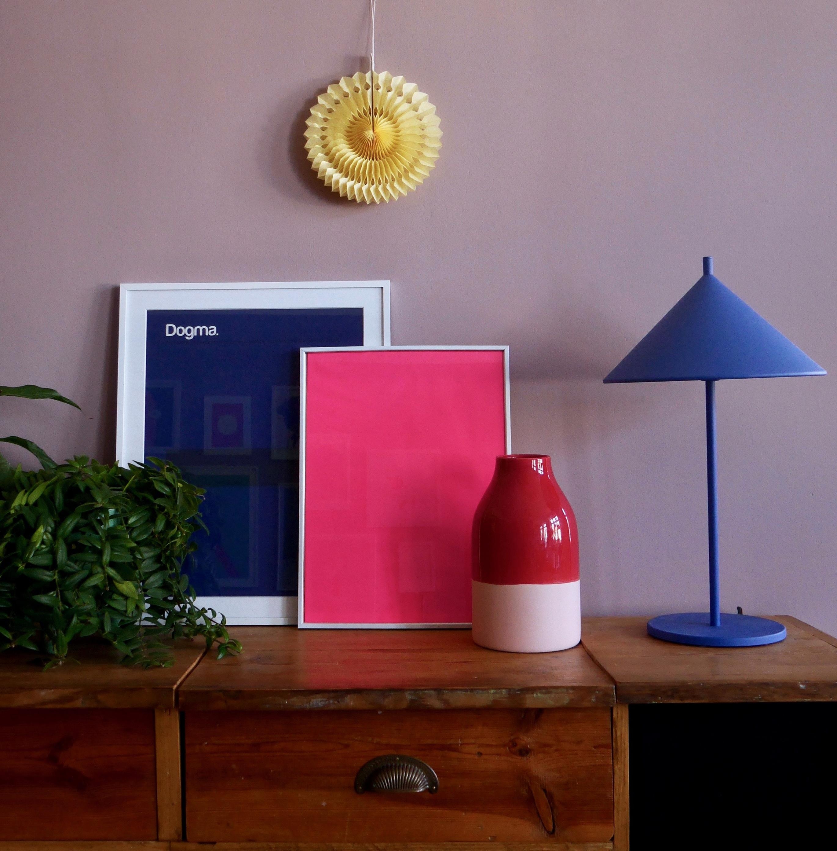 Auf dem Sideboard geht es farbig zu.
#sideboard #wohnzimmer #wohnzimmerdeko #vase #bunteszuhause #farbenfroh #bunt 