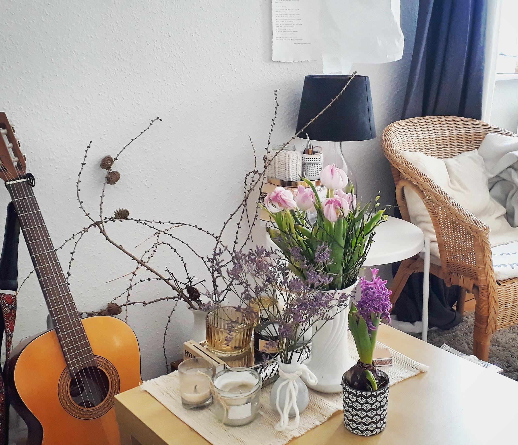 Auf dem Weg in den #frühling ... 😍
#blumen #trockenblumen #freshflowers #couchtisch #flowers #guitar #music #happiness 