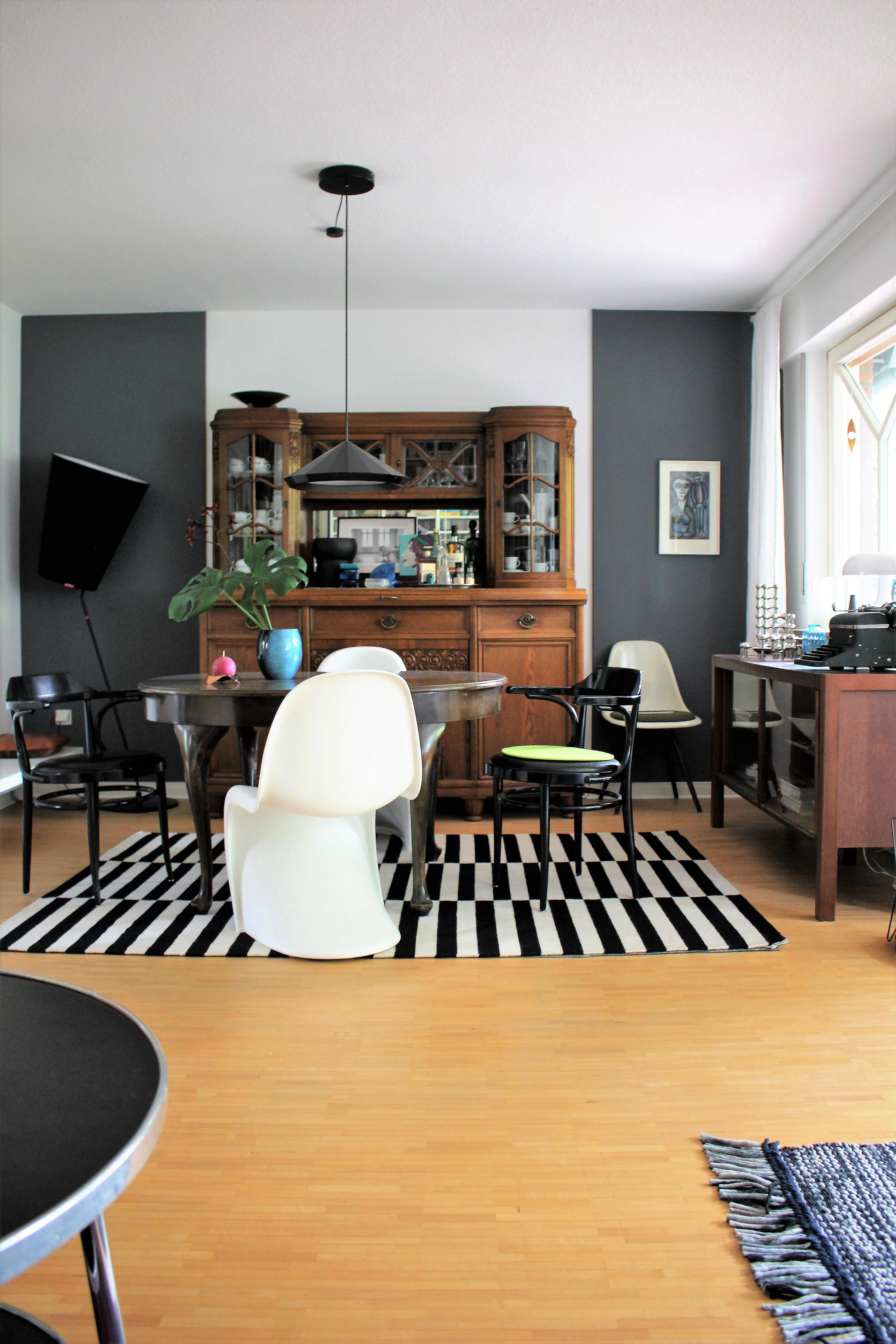 Auf den Tisch geblickt
#Esszimmer #Wohnzimmer
#Designklassiker #Teppich #altesBuffet #Kunst #Stuhlmix