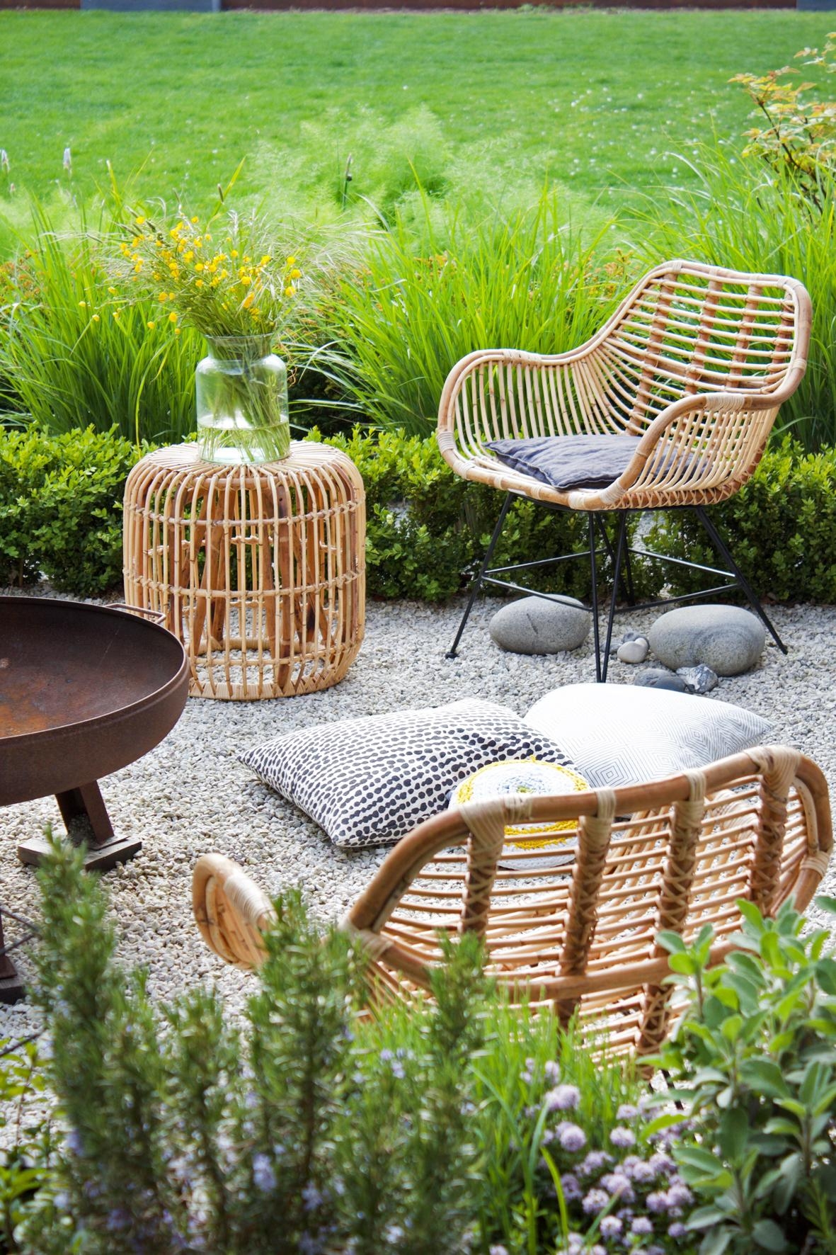 Auf der #Kies- #Terrasse sitzt es sich gerade wunderbar in einem #Rattanstuhl #Rattan #Hocker #Garten #Sommer #Kräuter