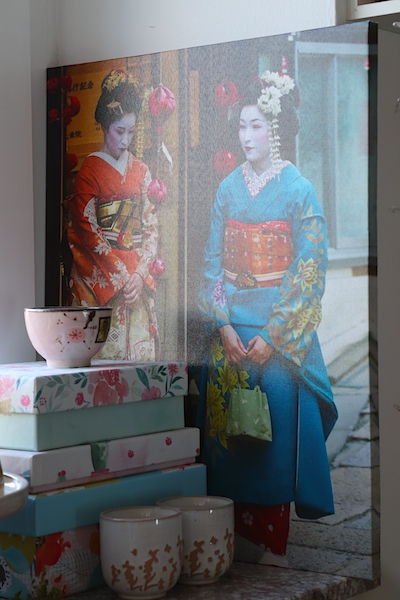 Auf der langen #Fensterbank: Deko-Boxen mit Washi-Tape, #Keramik aus #Japan & ein größeres Geisha-Bild. #lieblingsdeko