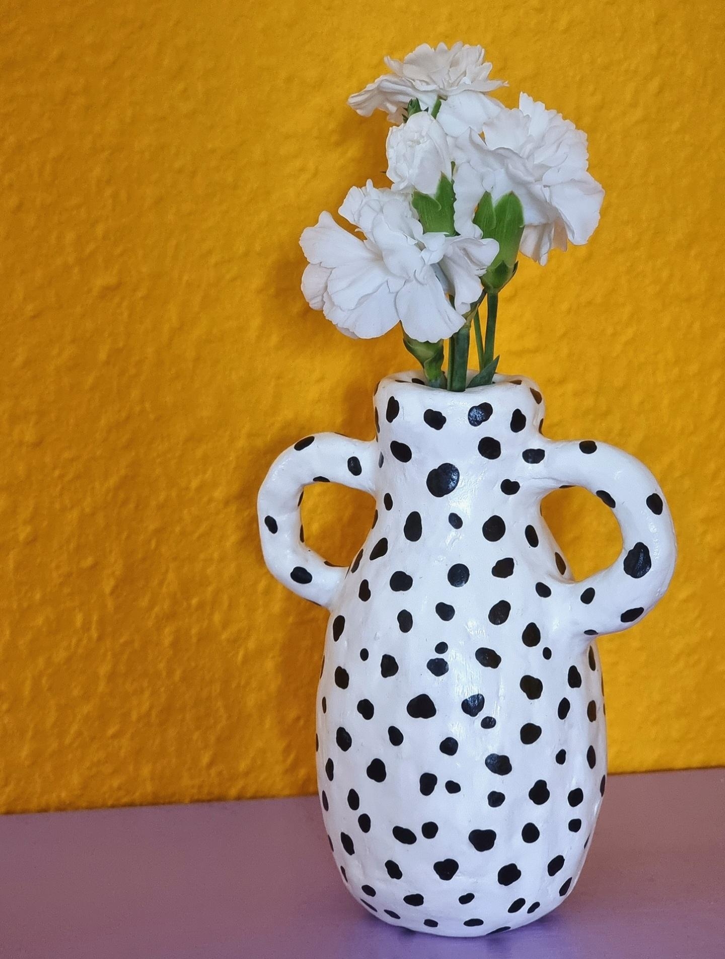 Auf ins #wochenende ✌️ mit #blumen in der #diy #vase auf der #midcentury #kommode #freshflowerfriday #frühling #deko 
