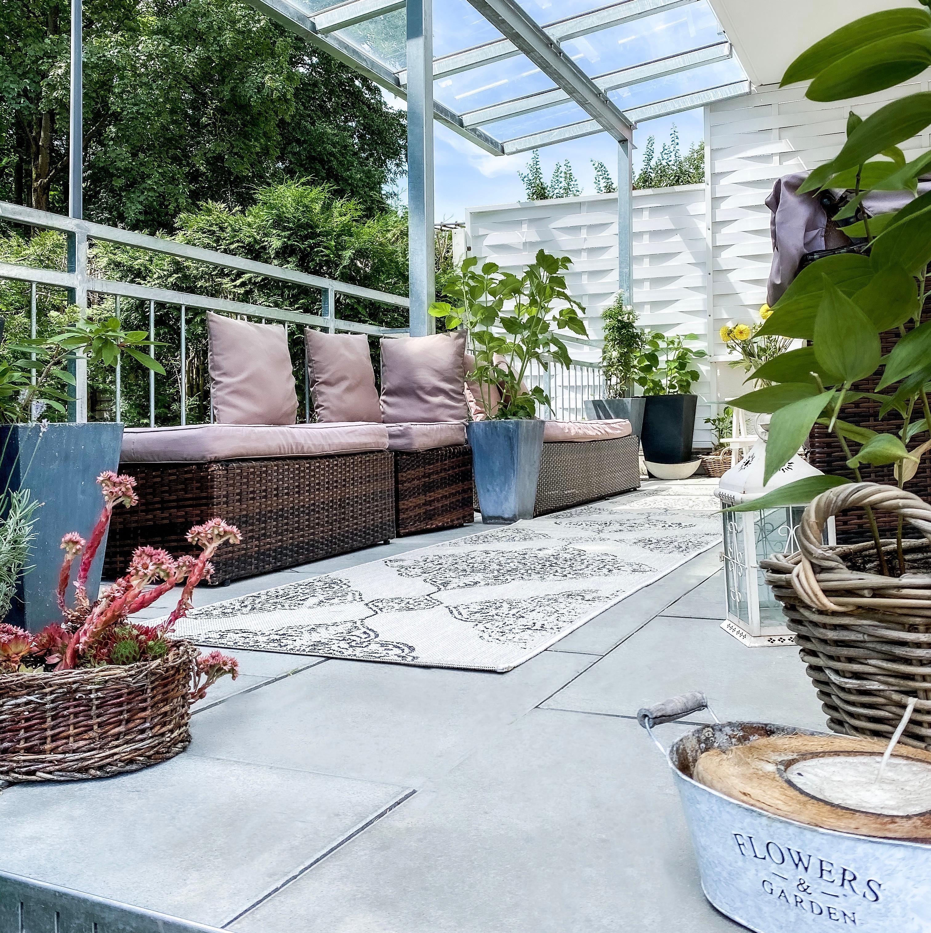 Auf unserer Terrasse verbringen wir unseren #urlaubzuhause am liebsten – und laden gerne Freunde dazu ein! #outdoorweek 