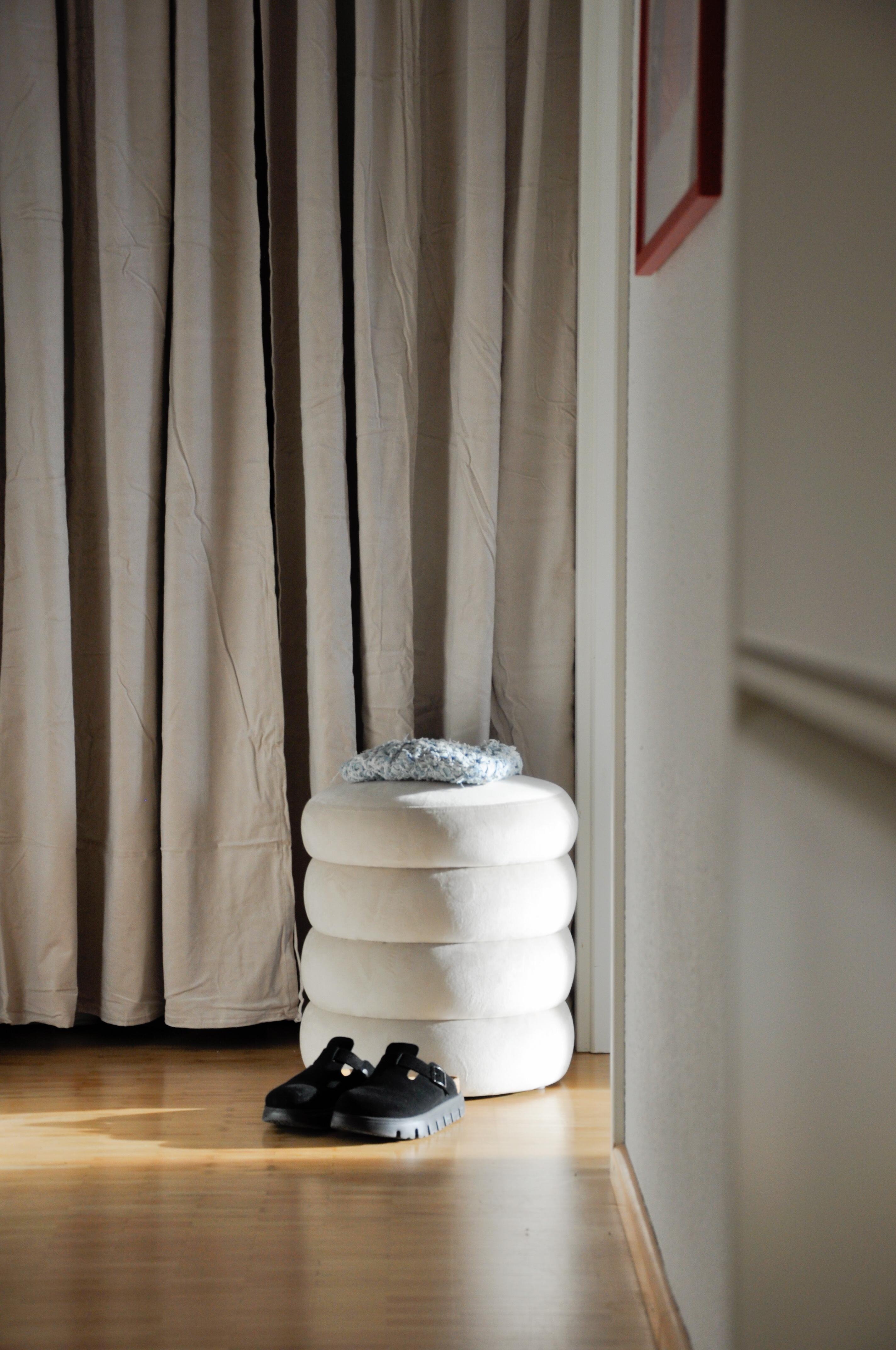 Aufgeräumt & gut verstaut 🤎
#garderobe #gardine #vorhang #samthocker 