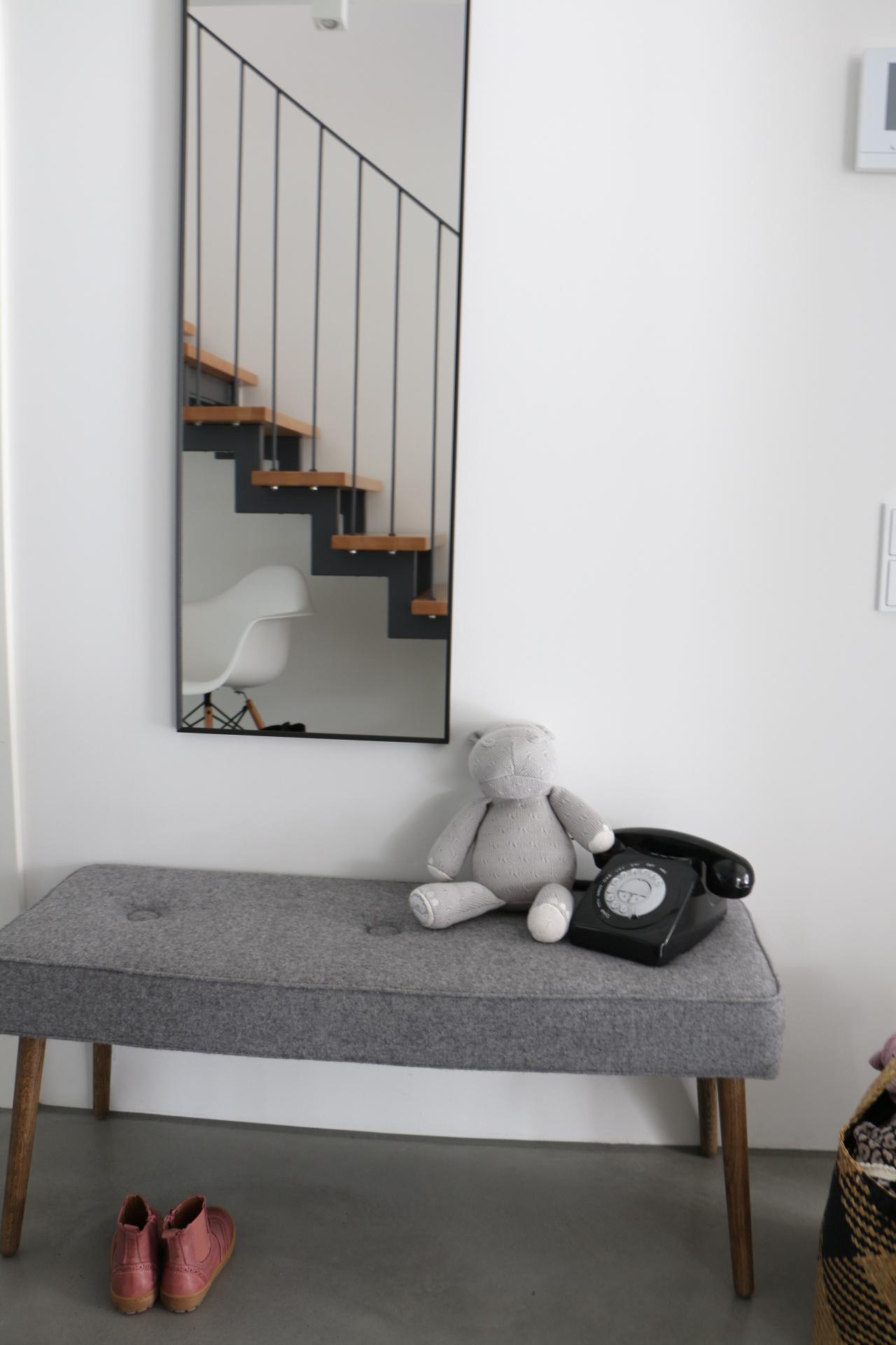 Aufgeräumt II.
#homestory #vondirinspiriert #flur #treppenhaus #spiegel #minimalismus #puristisch #grau #deko
