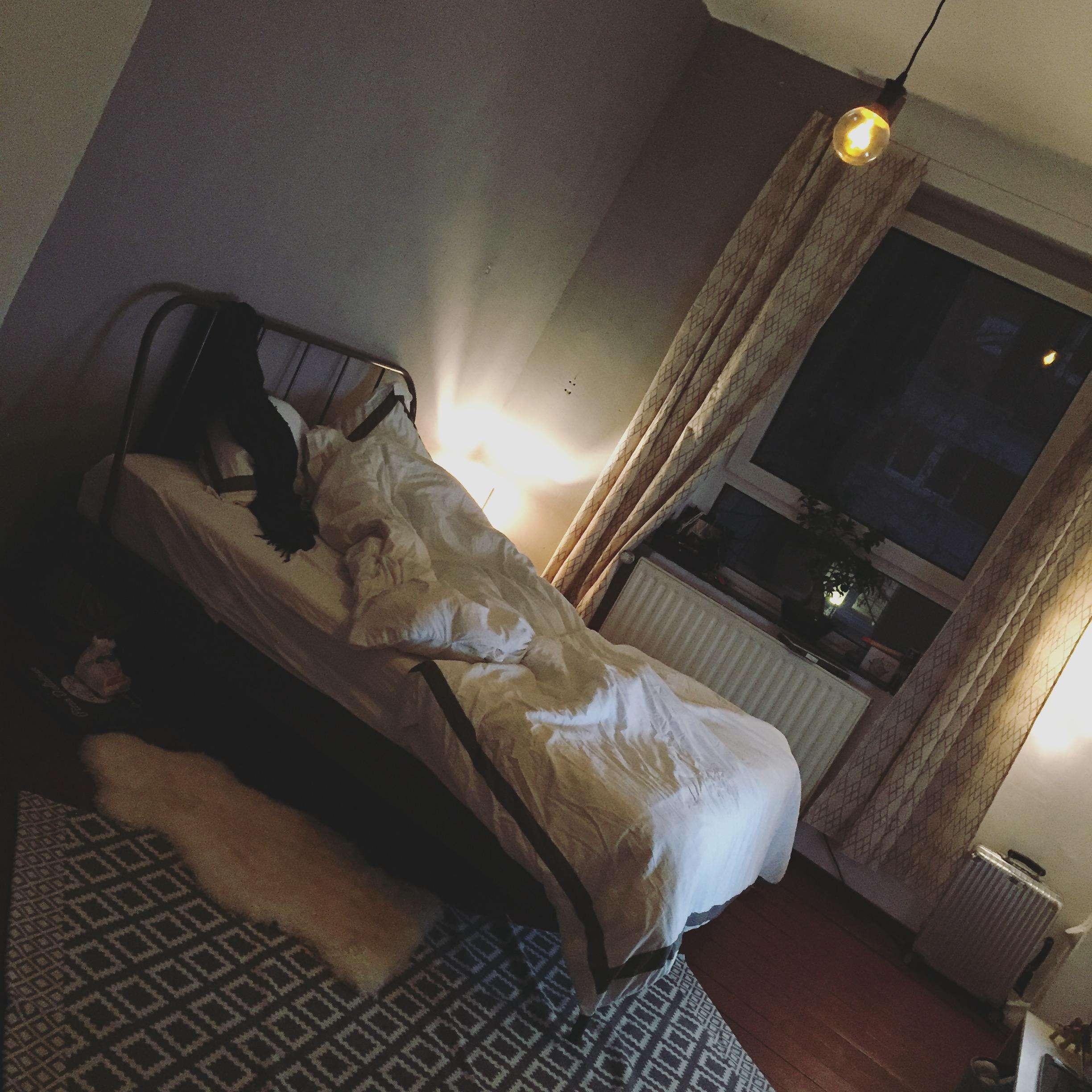 Aufgeräumt Träumen. Endlich ein perfektes Bett und süße Träume ohne viel Schnickschnack. 