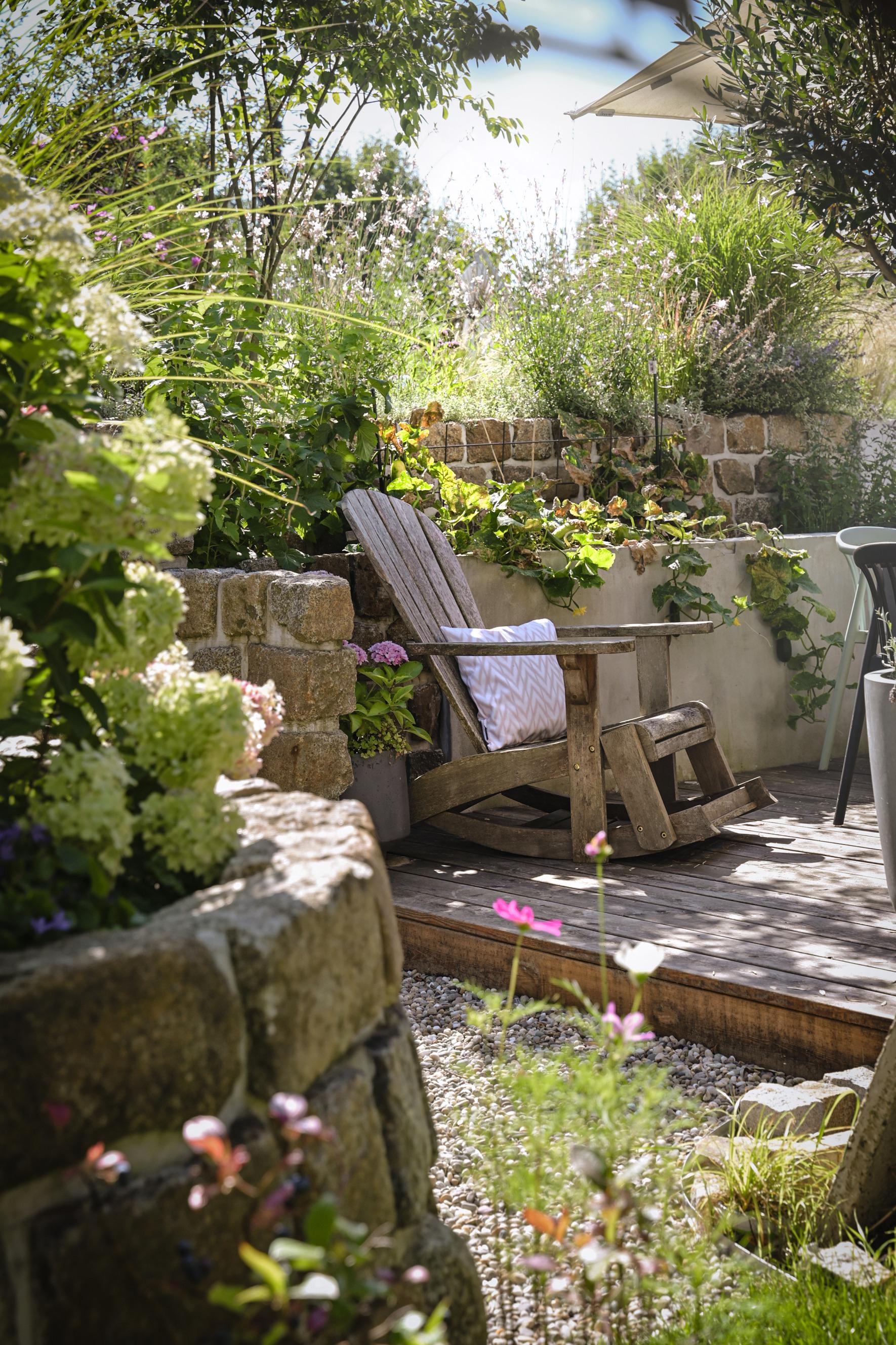 #augustvibes auf der anderen Seite der Holz #terrasse: 
#adirondackchair vor #gemüsebeet und Berliner Pflasterstein-Mauern, 
alles #gartendiy 
