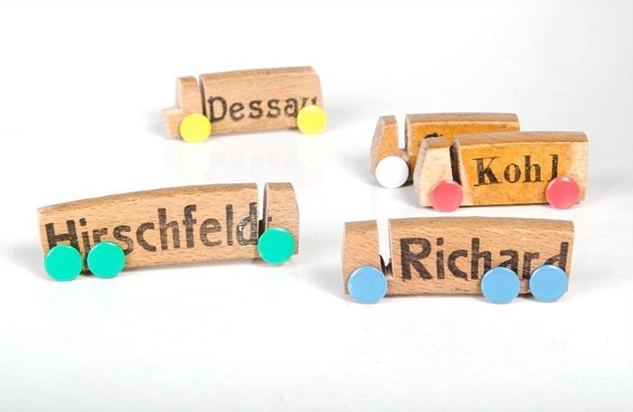 Aus bedruckten Kleiderbügeln und Reißzwecken kleine Spielzeugautos basteln #DIYWeek#upcycling#ideenklette