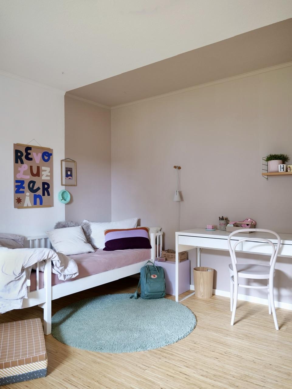 Aus dem #kinderzimmer wurde ein 
#teenie Zimmer. #makeover #farbe #bett #schreibtisch #prints #cozy