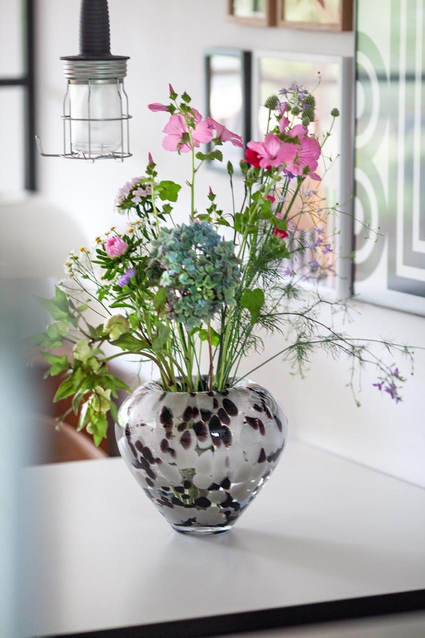 Aus der #vasenmittwoch VASEnkung

#Blumen #Blumenvase #Esstisch