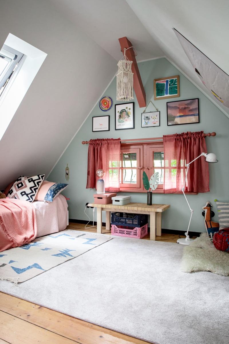 Aus dunklem Giebelzimmer wird ein helles und frisches Mädchenzimmer. 
#neuhier #mädchenzimmer #redesign #kinderzimmer