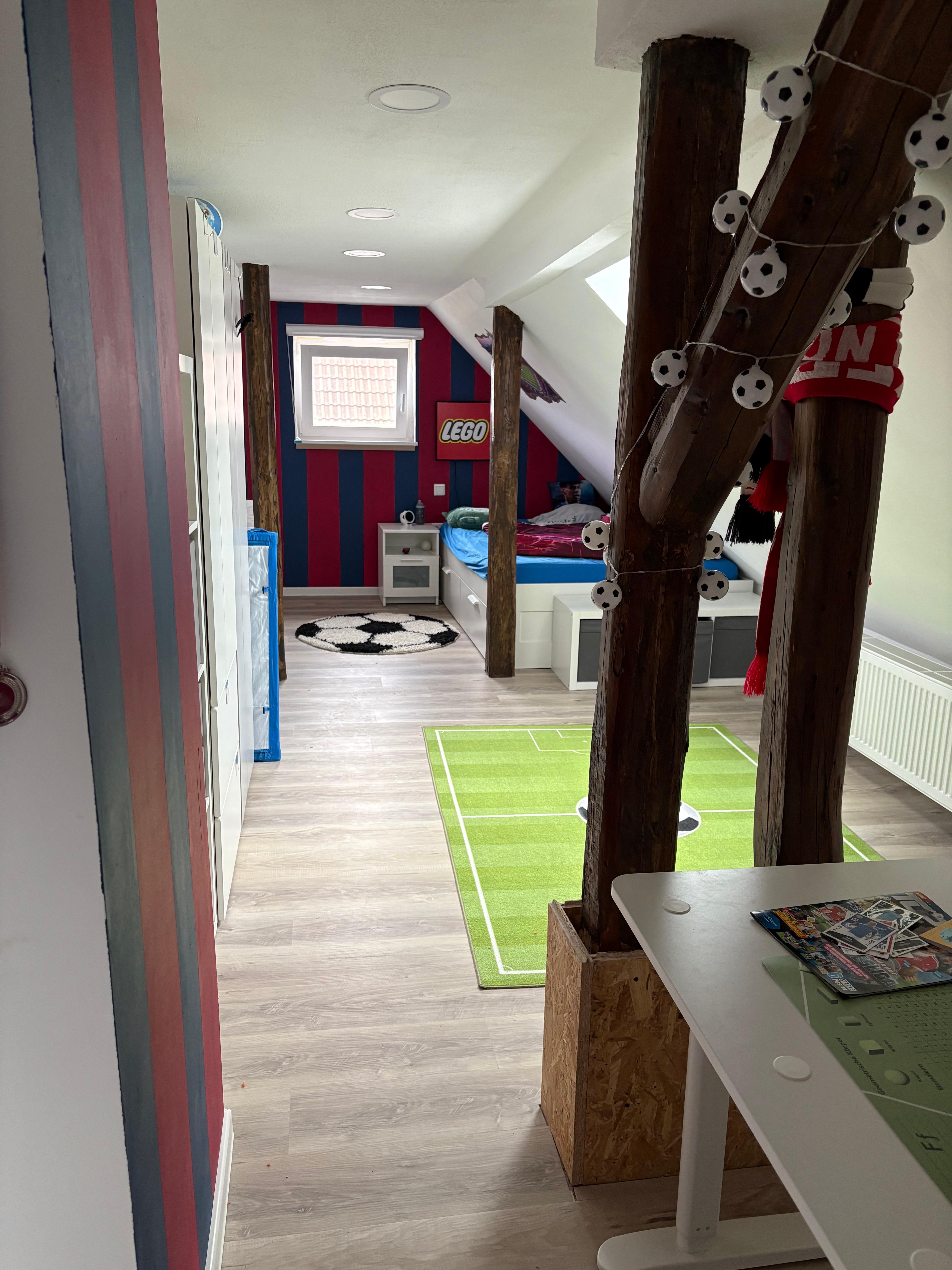 Aus einem voll gestopften und verwinkelten Dachboden wurden 2 schöne große #kinderzimmer, Zimmer Nr. 1
#fussballfan #gemütlich #schulkind