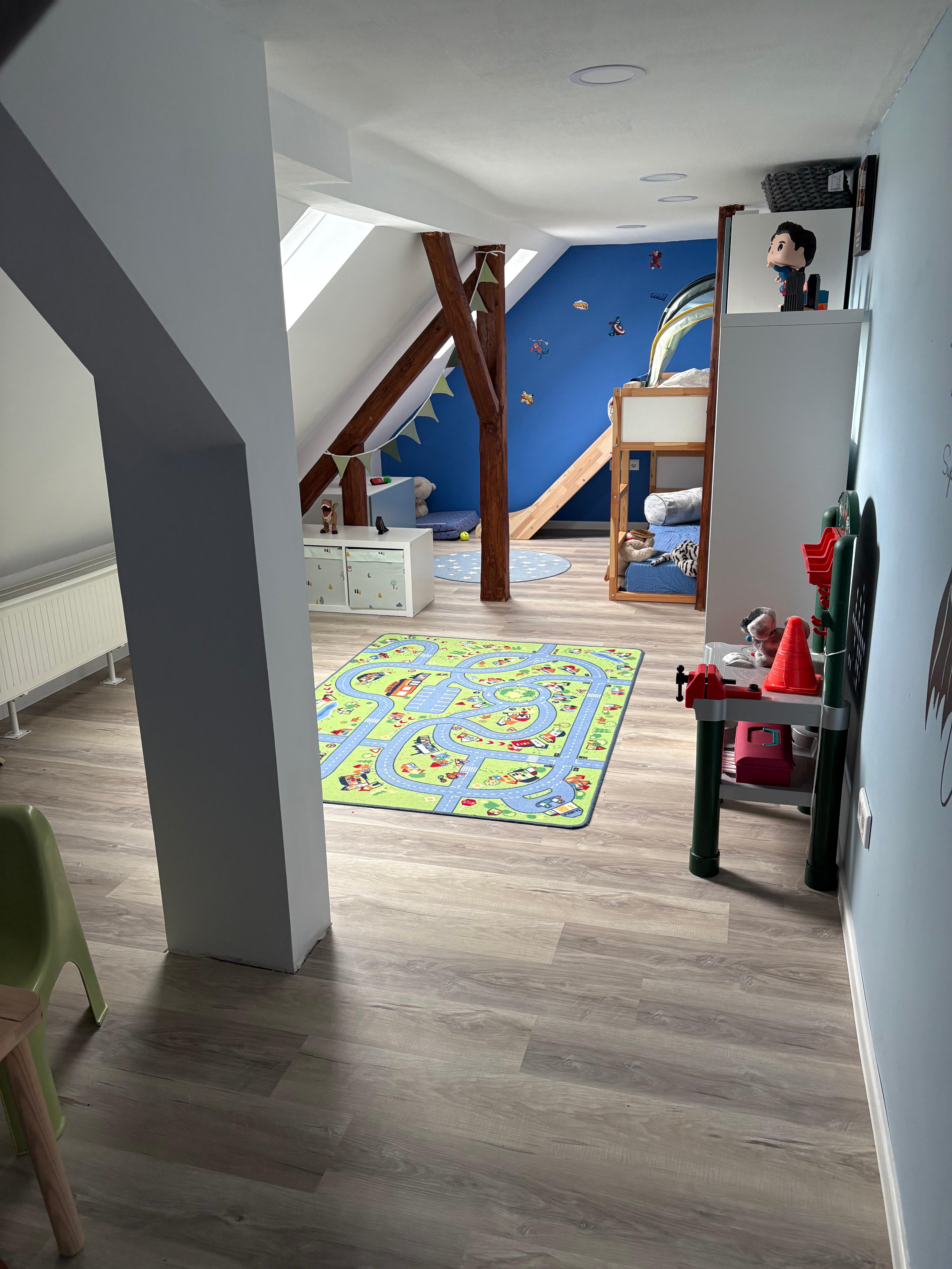 Aus einem voll gestopften, und verwinkelten Dachboden wurden 2 schöne große #kinderzimmer, Zimmer Nr. 2 
#gemütlich #blau #helden