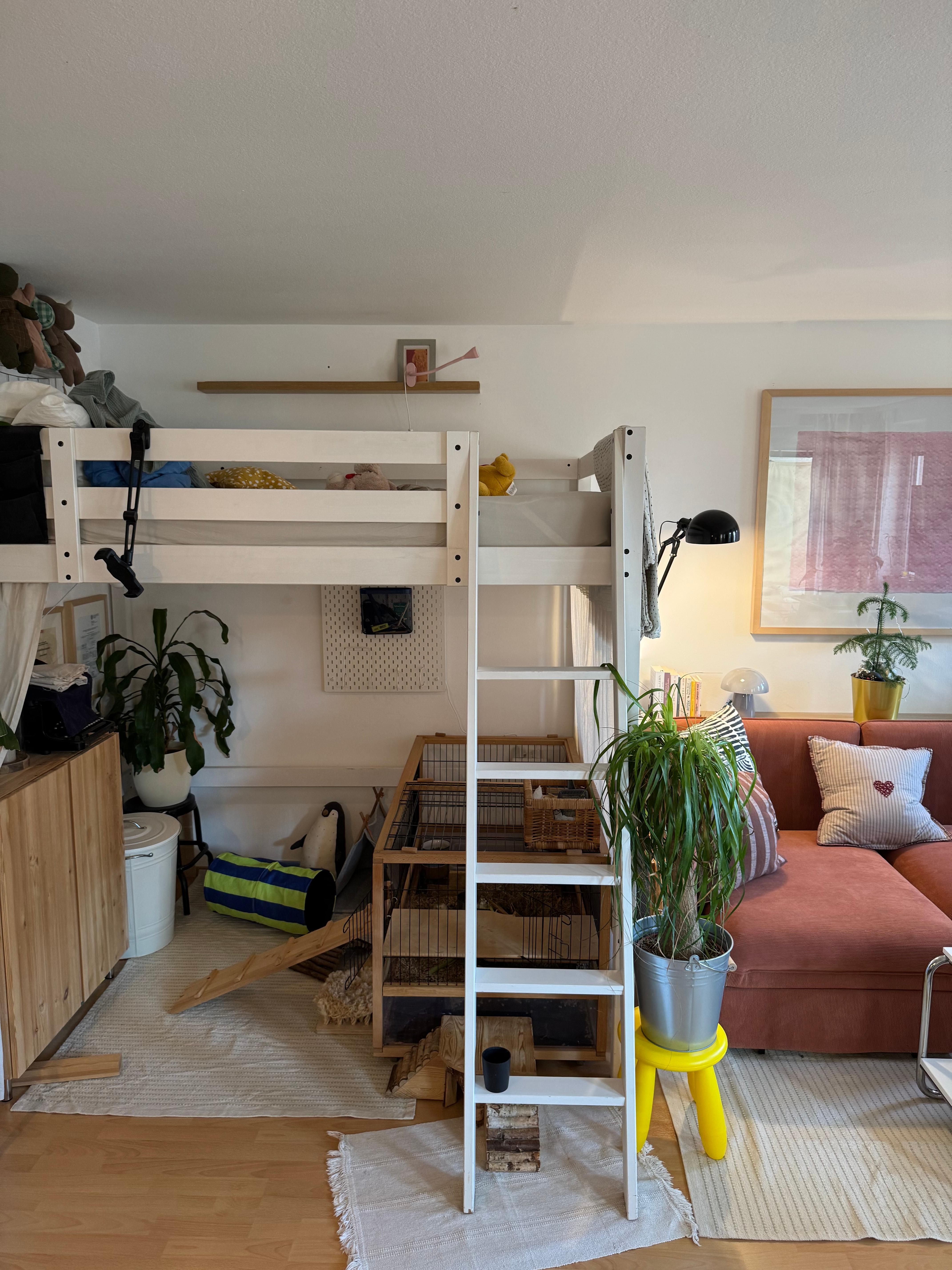 Aus einer kleinen Wohnung das große Wohnen herausholen.
#schlafzimmer #wohnzimmer #tinyliving #tinyloft #großwohnenaufkleinemraum 