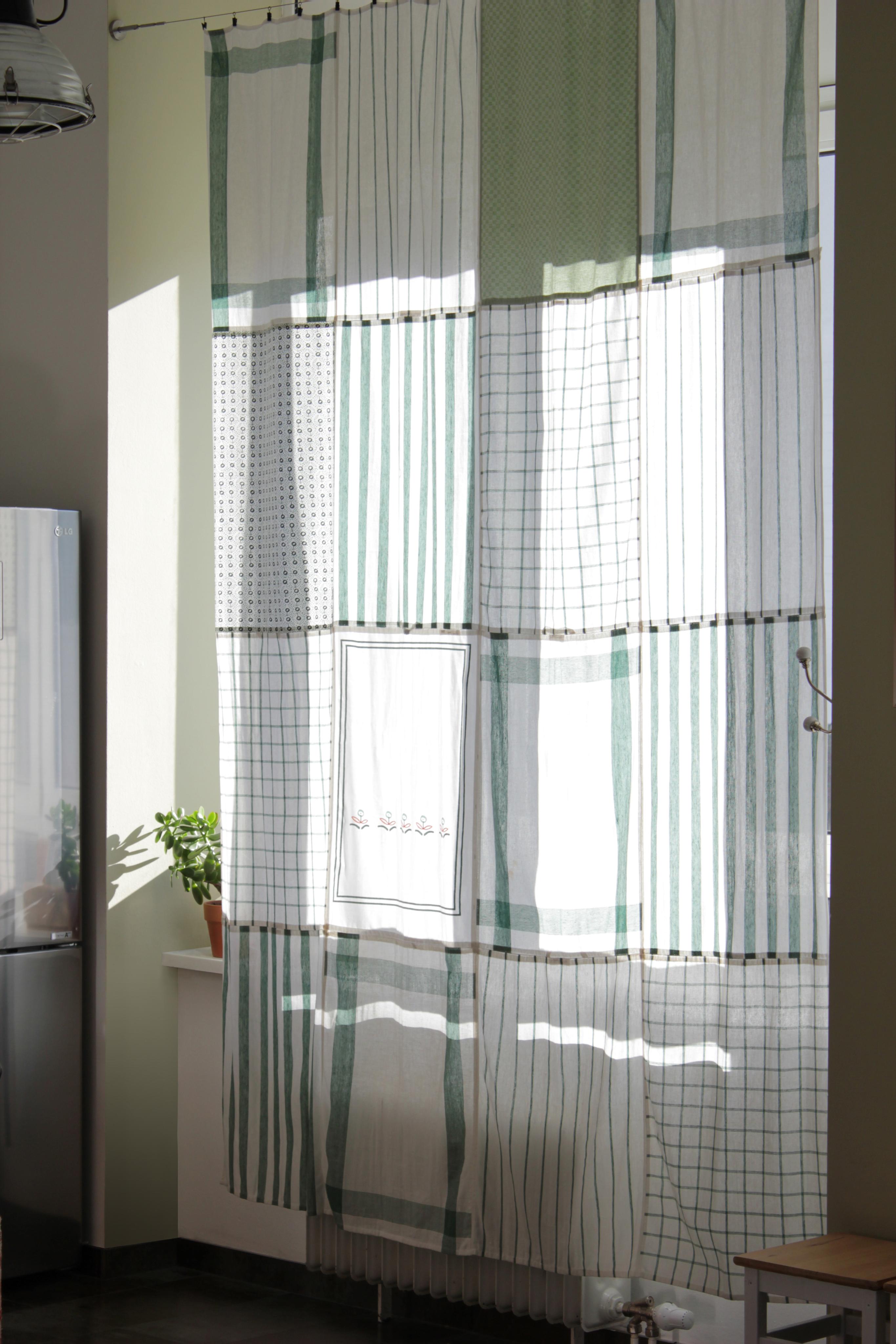 Aus grünen Handtüchern entstand der Vorhang für unsere Küche #diy #curtain #kitchen #Küchentücher #Vorhang