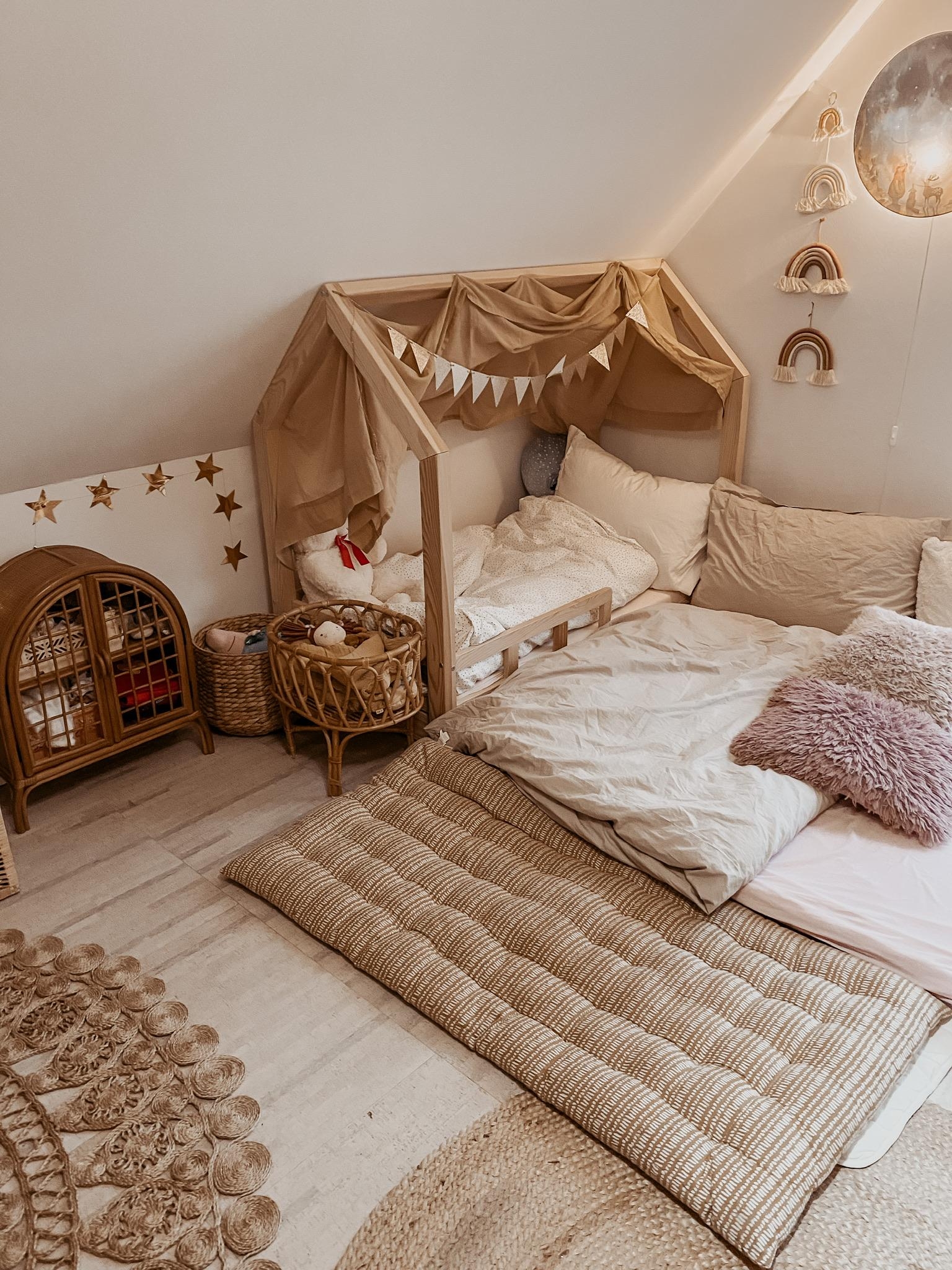 Aus Kinderbett wird 4-Mann Familienbett. 😅
#kinderzimmer #couchstyle