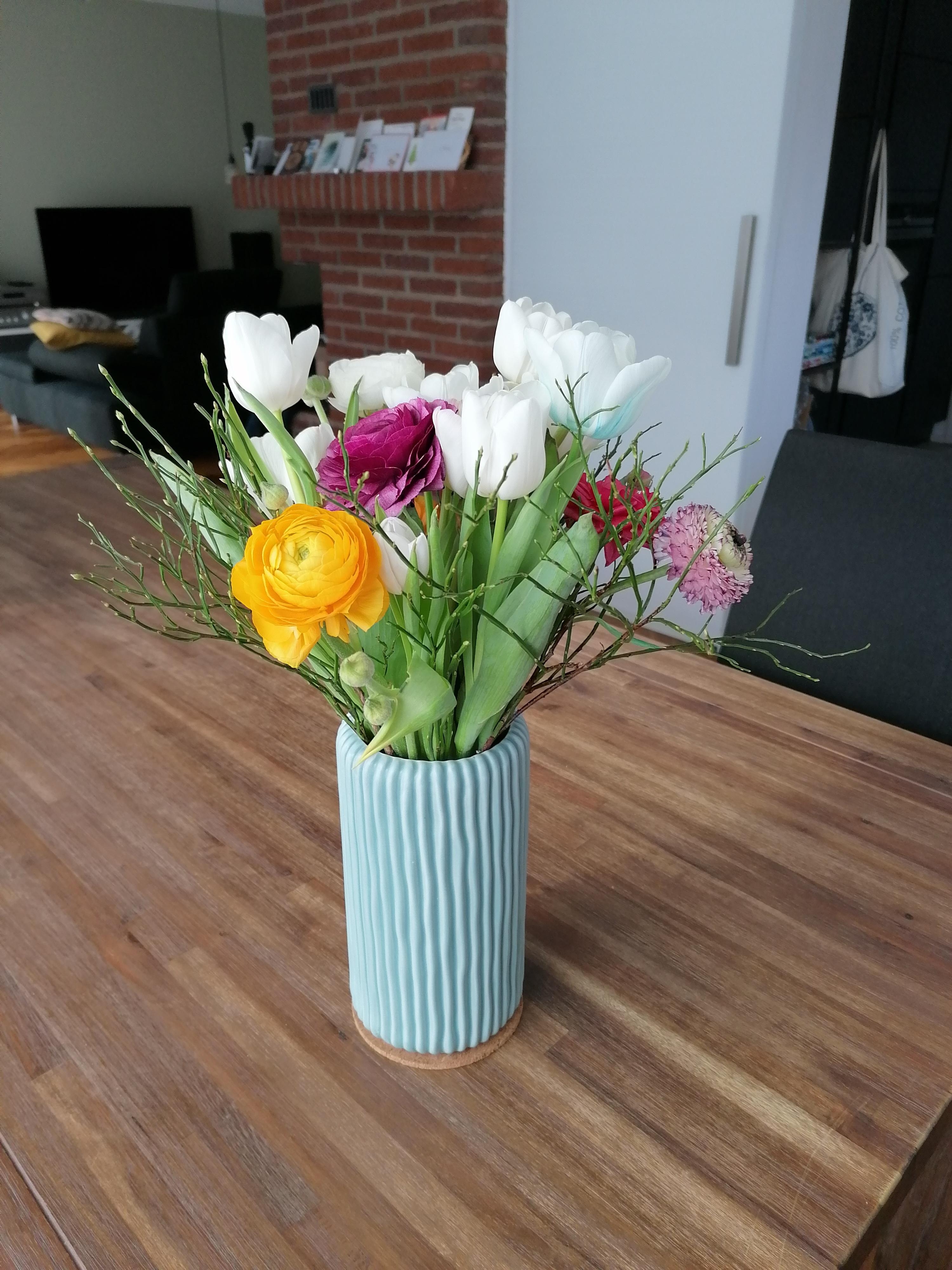aus zwei mach eins. Wenn der Blumenstrauß samt Vase auf dem Boden landet... #Blumen #thatslife